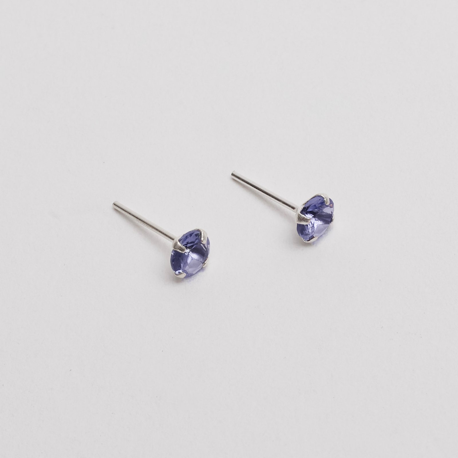 Brinco zircônia redonda lilás 4mm
