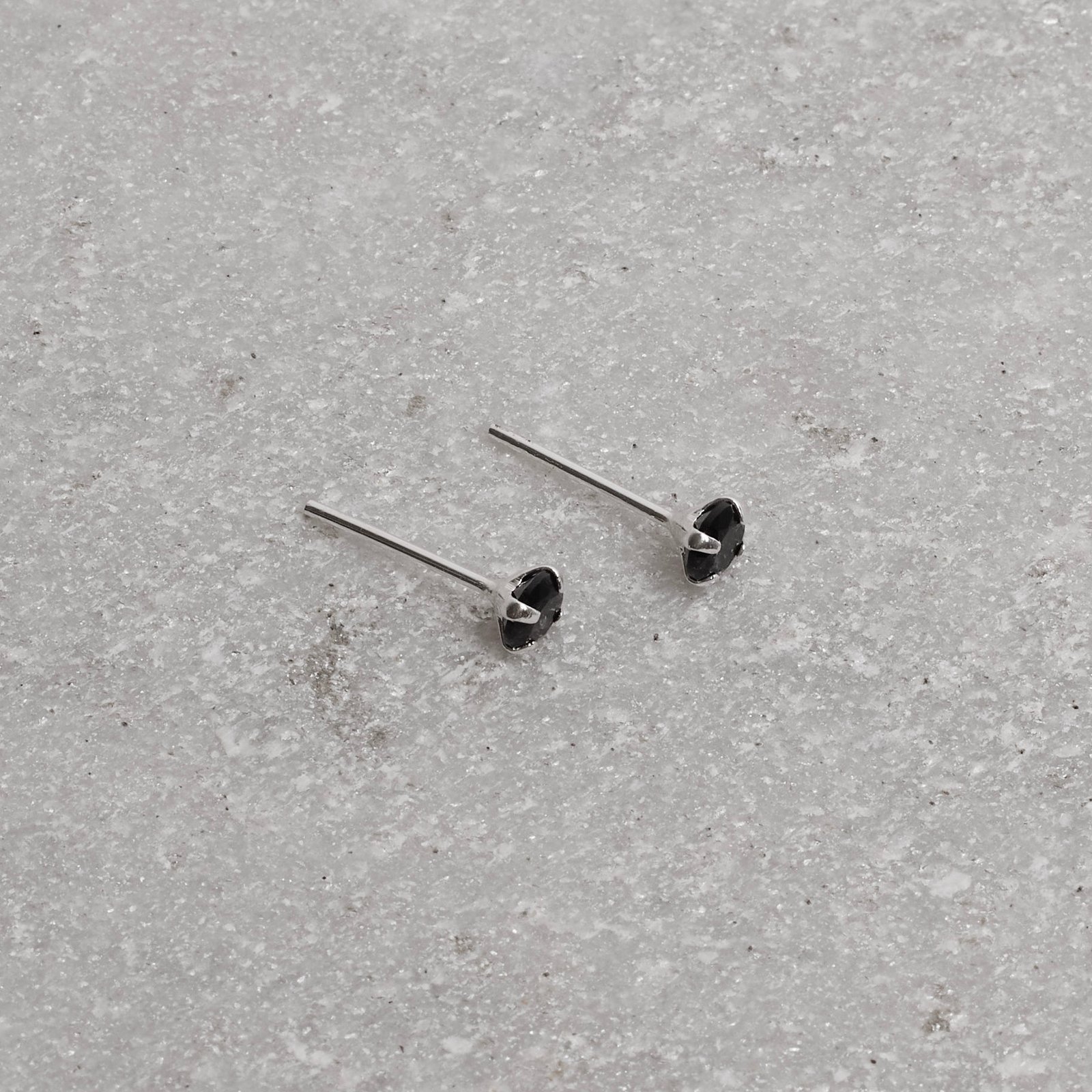 Brinco zircônia redonda ônix 4mm