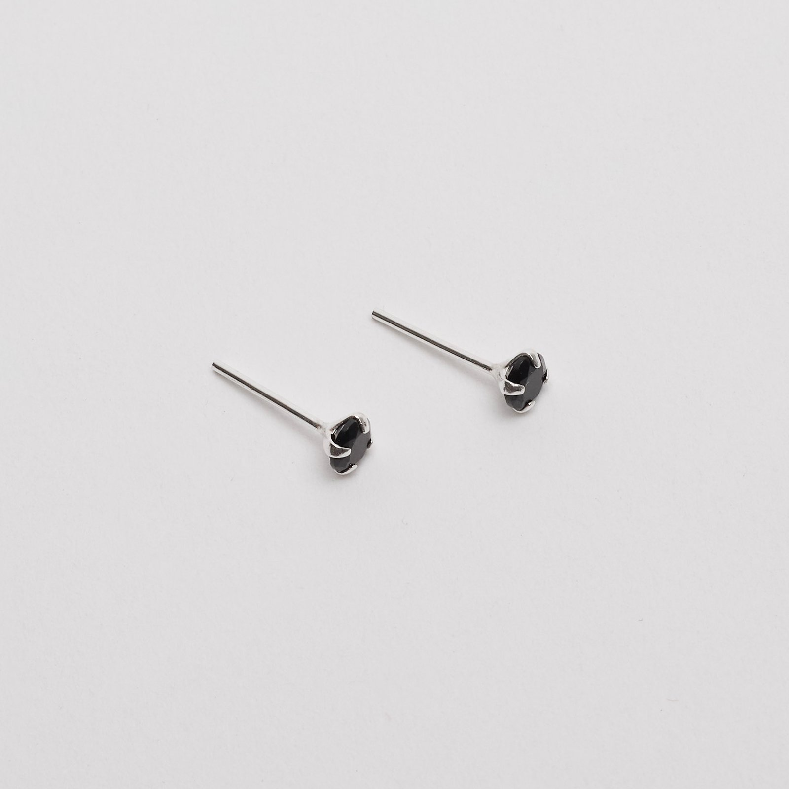 Brinco zircônia redonda ônix 4mm
