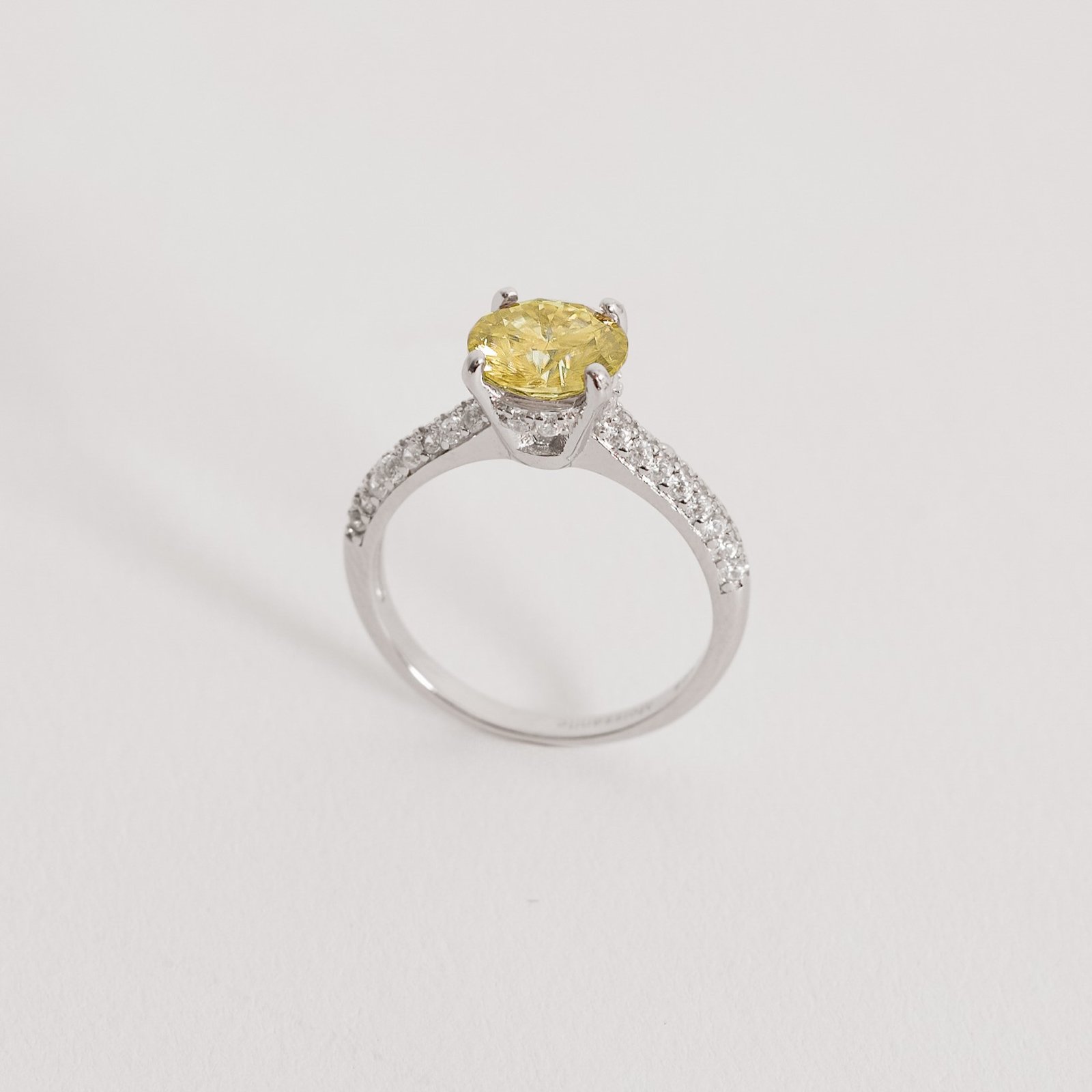 Anel solitário moissanite Yellow Fancy 7.5mm com cravejado ródio