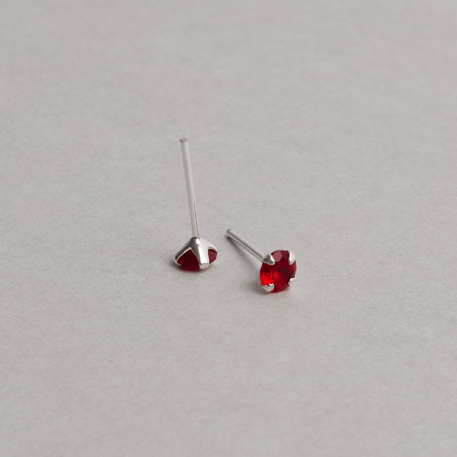 Brinco zircônia redonda rubi 5mm