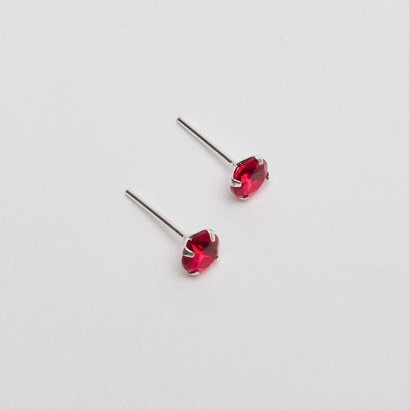 Brinco zircônia redonda cereja 5mm