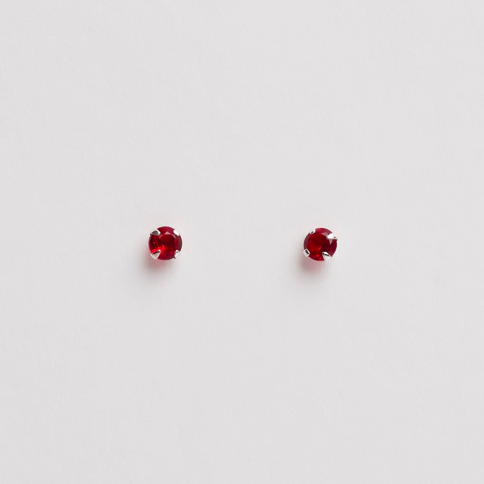 Brinco zircônia redonda rubi 4mm