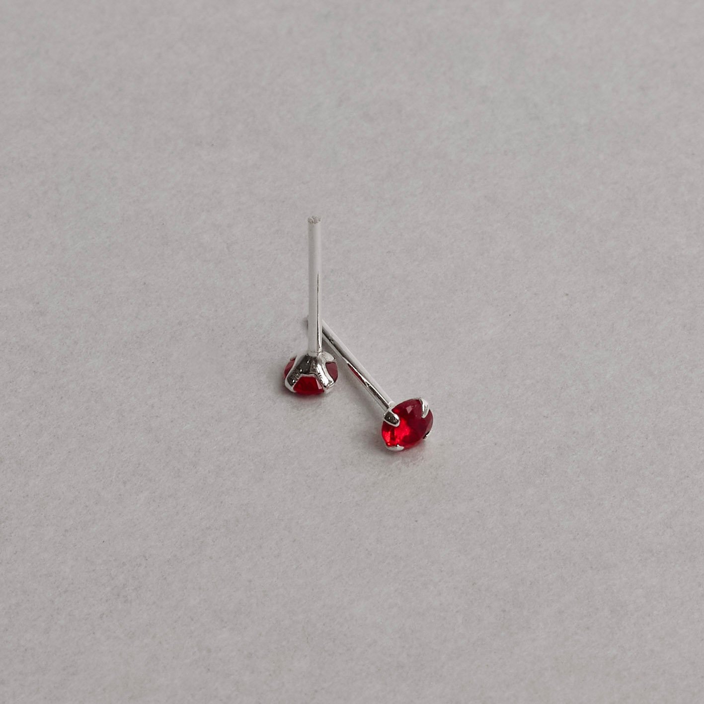 Brinco zircônia redonda cereja 4mm