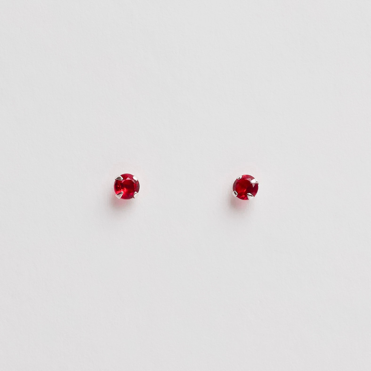 Brinco zircônia redonda cereja 4mm