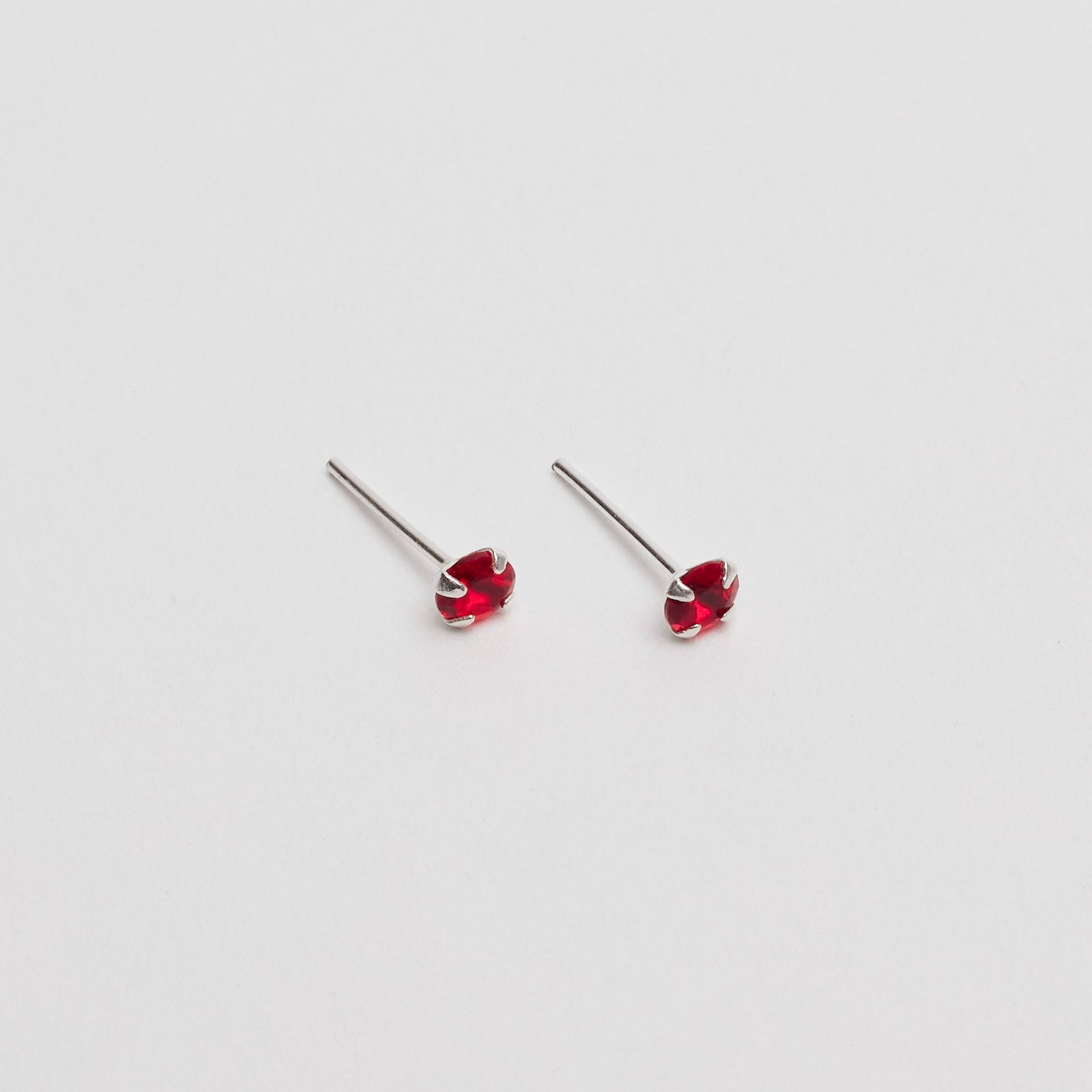 Brinco zircônia redonda cereja 4mm