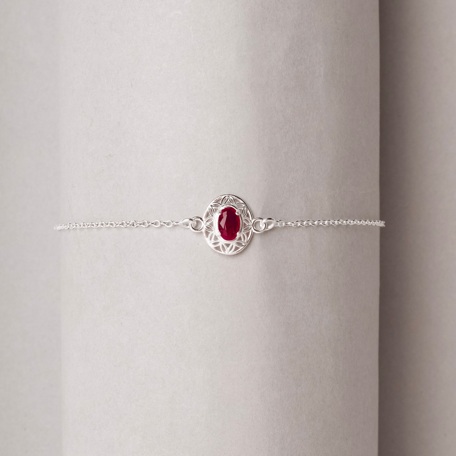 Pulseira entremeio medalha trabalhada 11mm com zircônia oval rubi 20+3cm