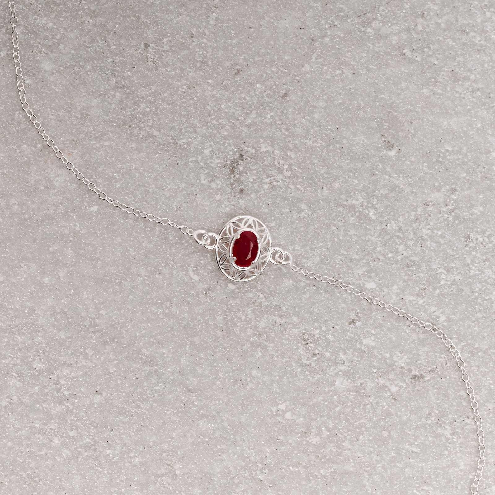 Pulseira entremeio medalha trabalhada 11mm com zircônia oval rubi 20+3cm