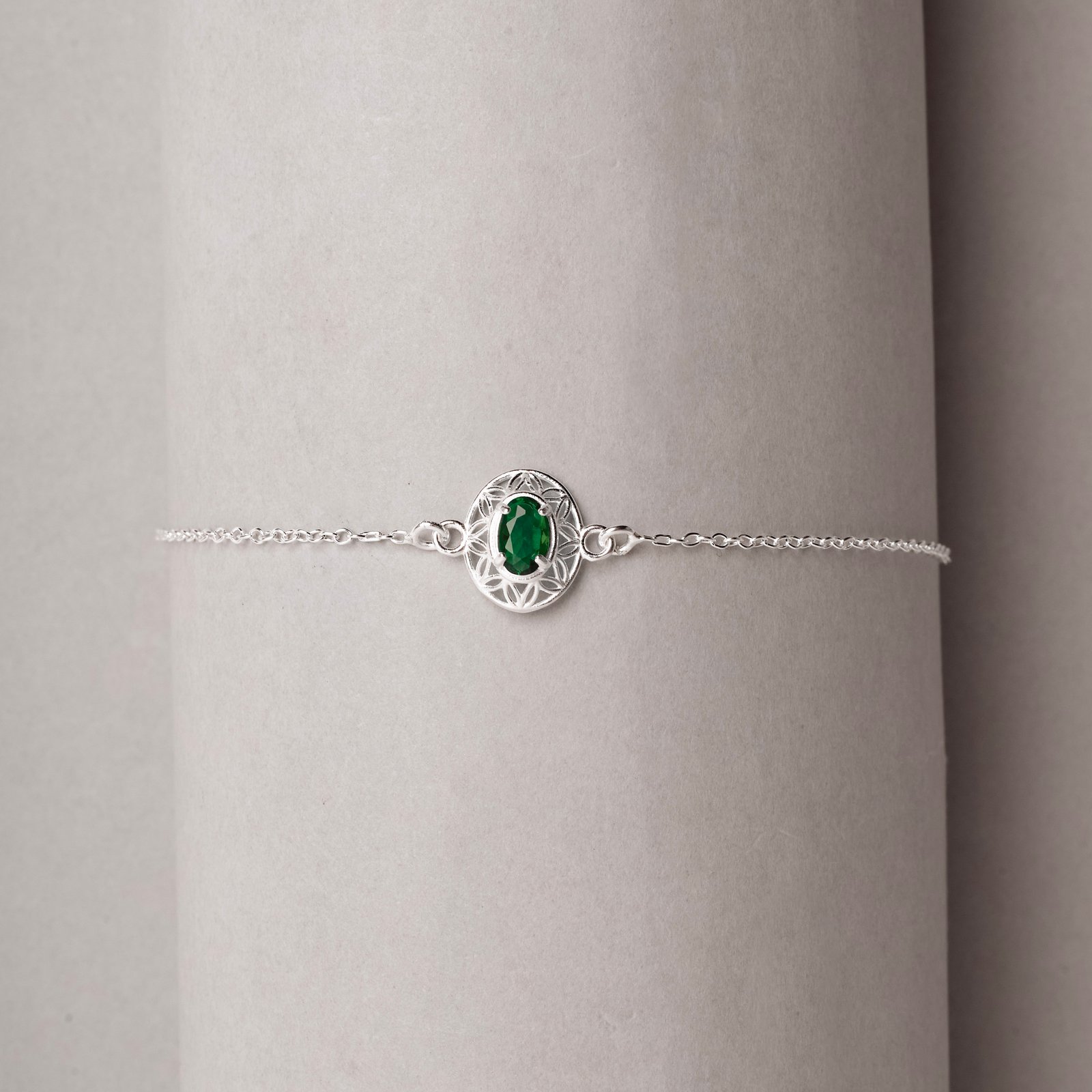 Pulseira entremeio medalha trabalhada 11mm com zircônia oval esmeralda 20+3cm