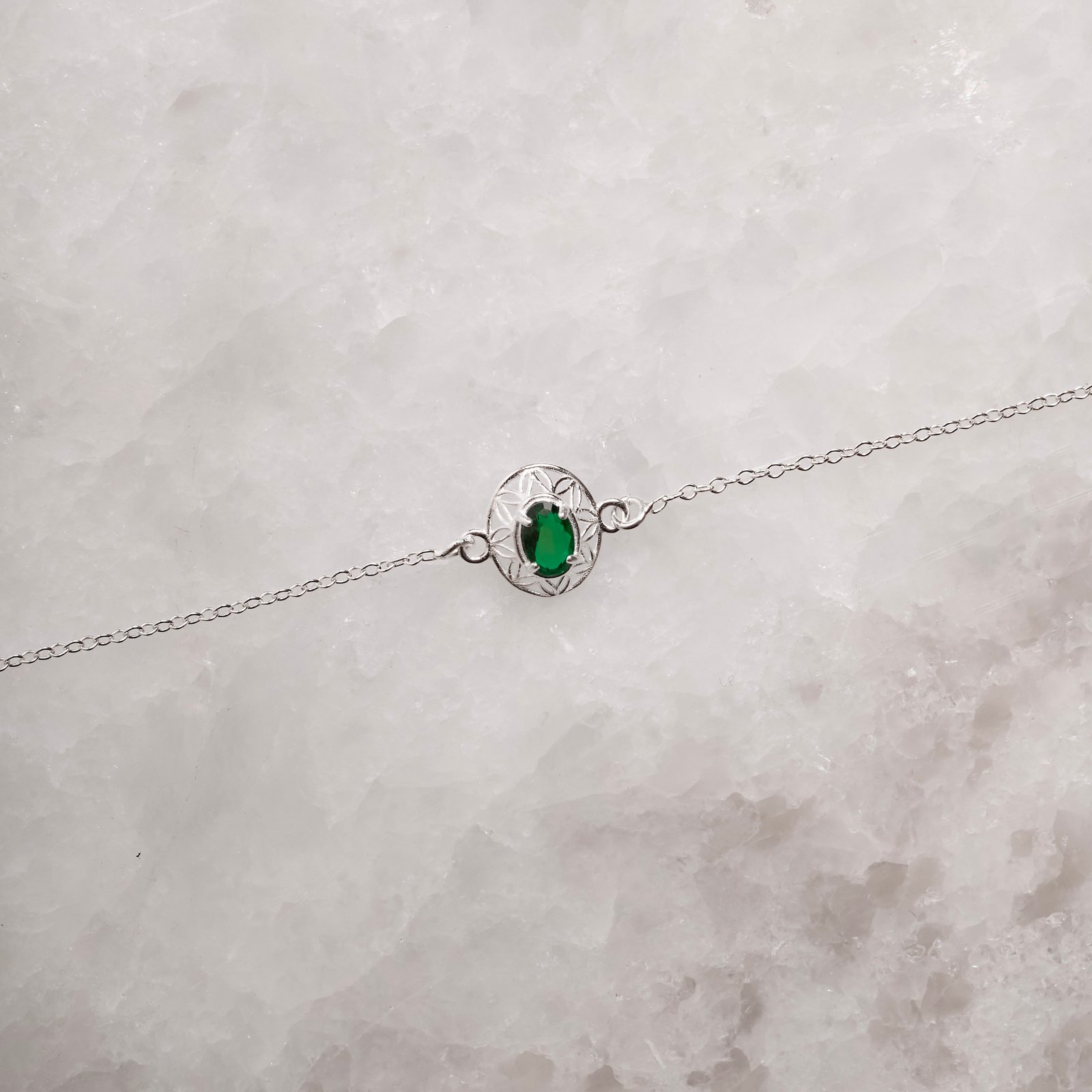 Pulseira entremeio medalha trabalhada 11mm com zircônia oval esmeralda 20+3cm