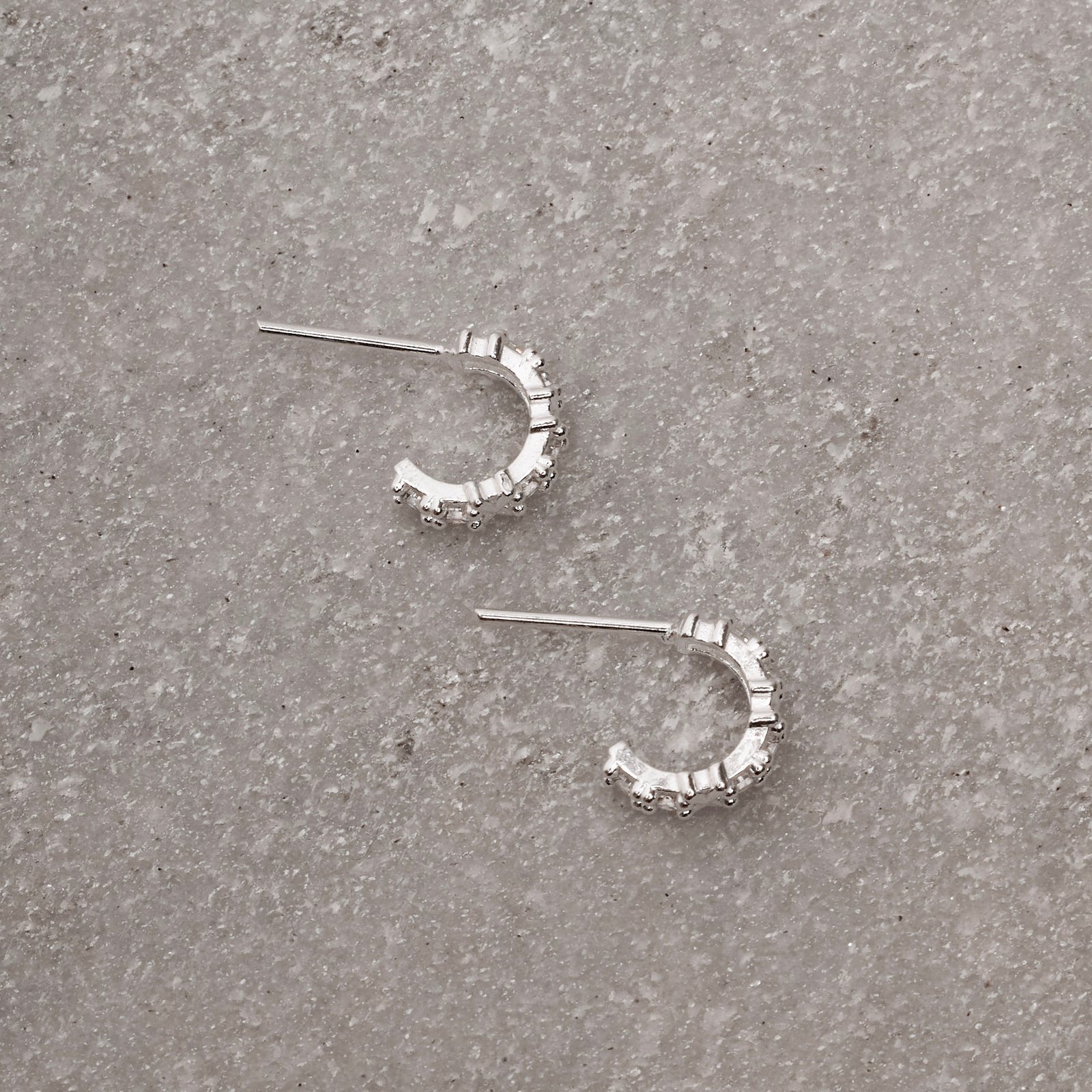 Brinco meia argola com zircônias 10mm tarraxa
