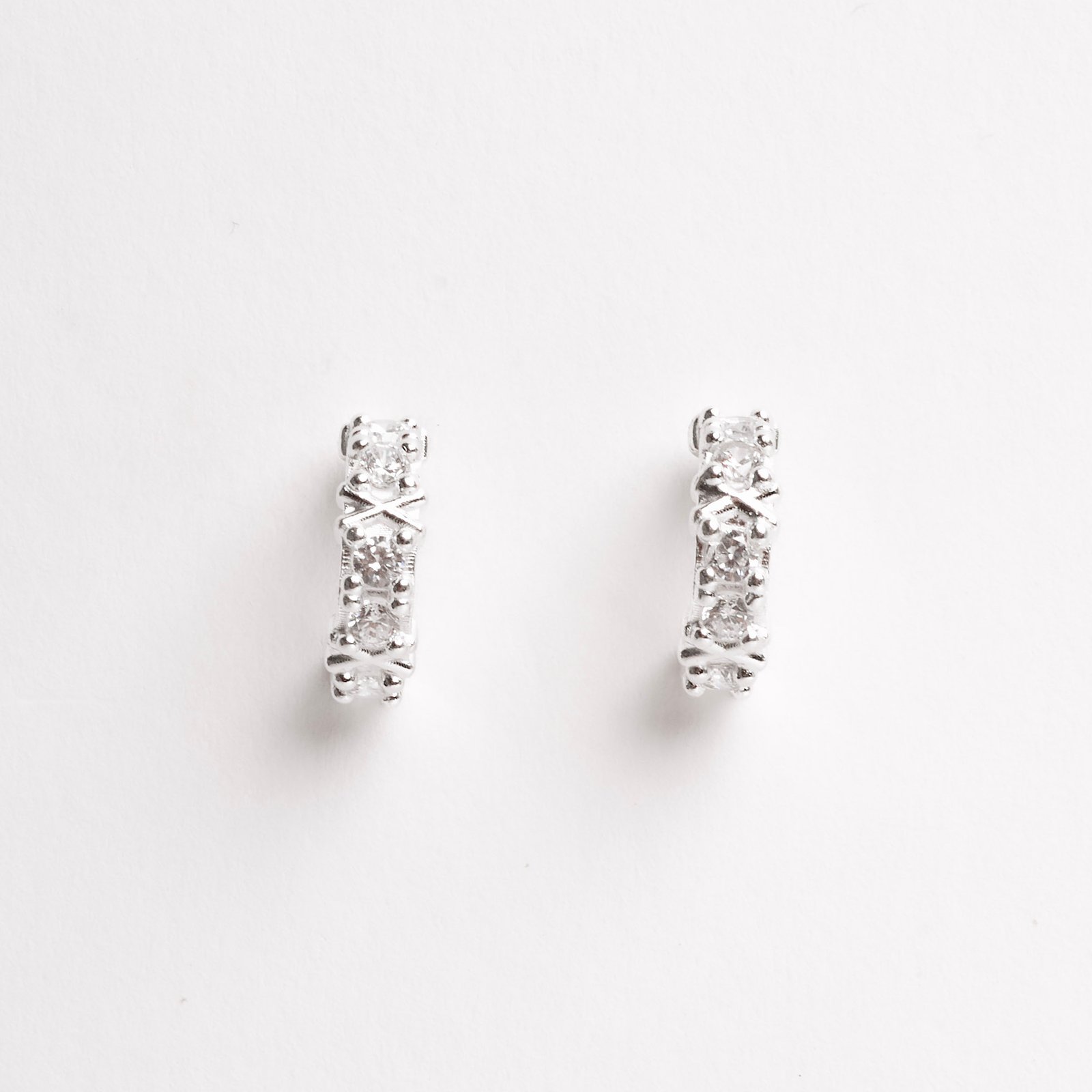 Brinco meia argola com zircônias 12mm tarraxa