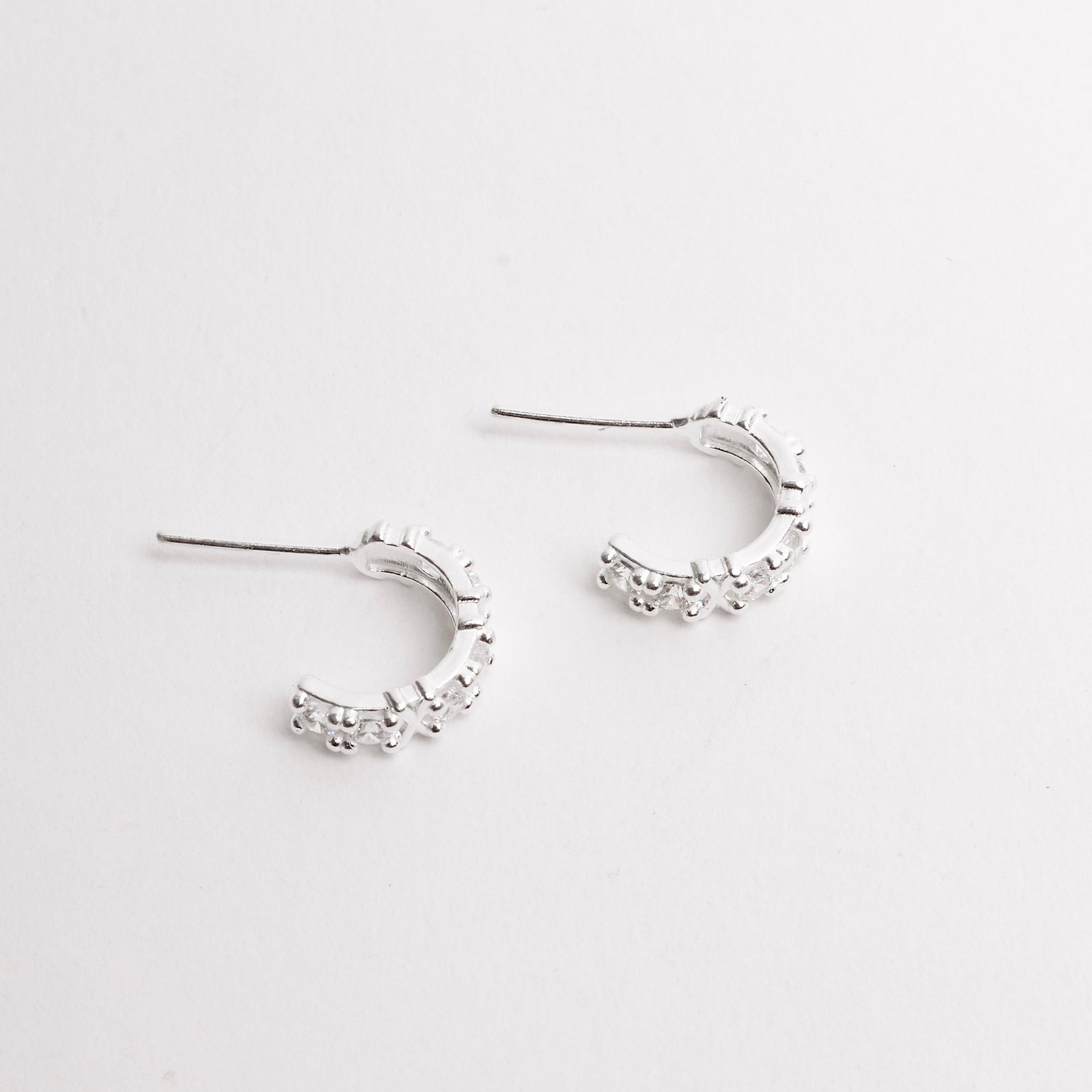 Brinco meia argola com zircônias 12mm tarraxa