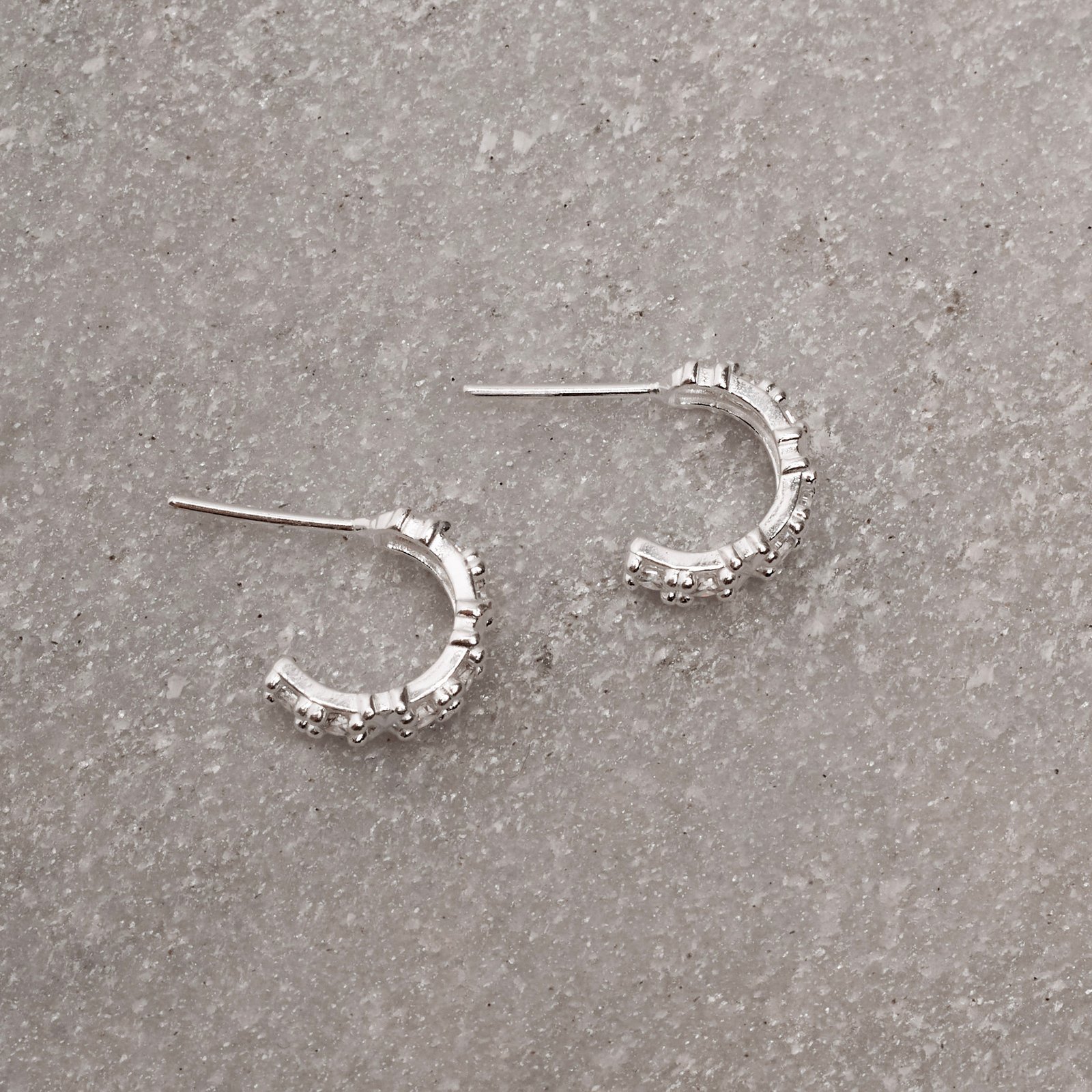 Brinco meia argola com zircônias 12mm tarraxa