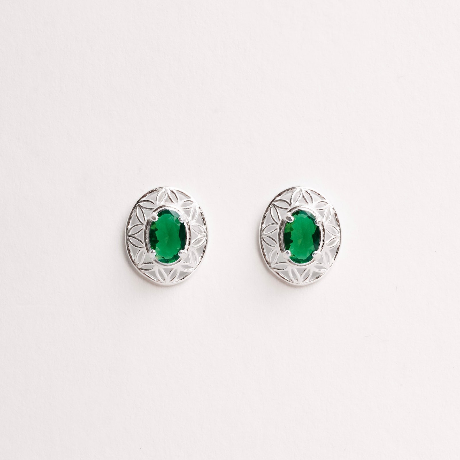 Brinco medalha trabalhada 11mm com zircônia oval esmeralda