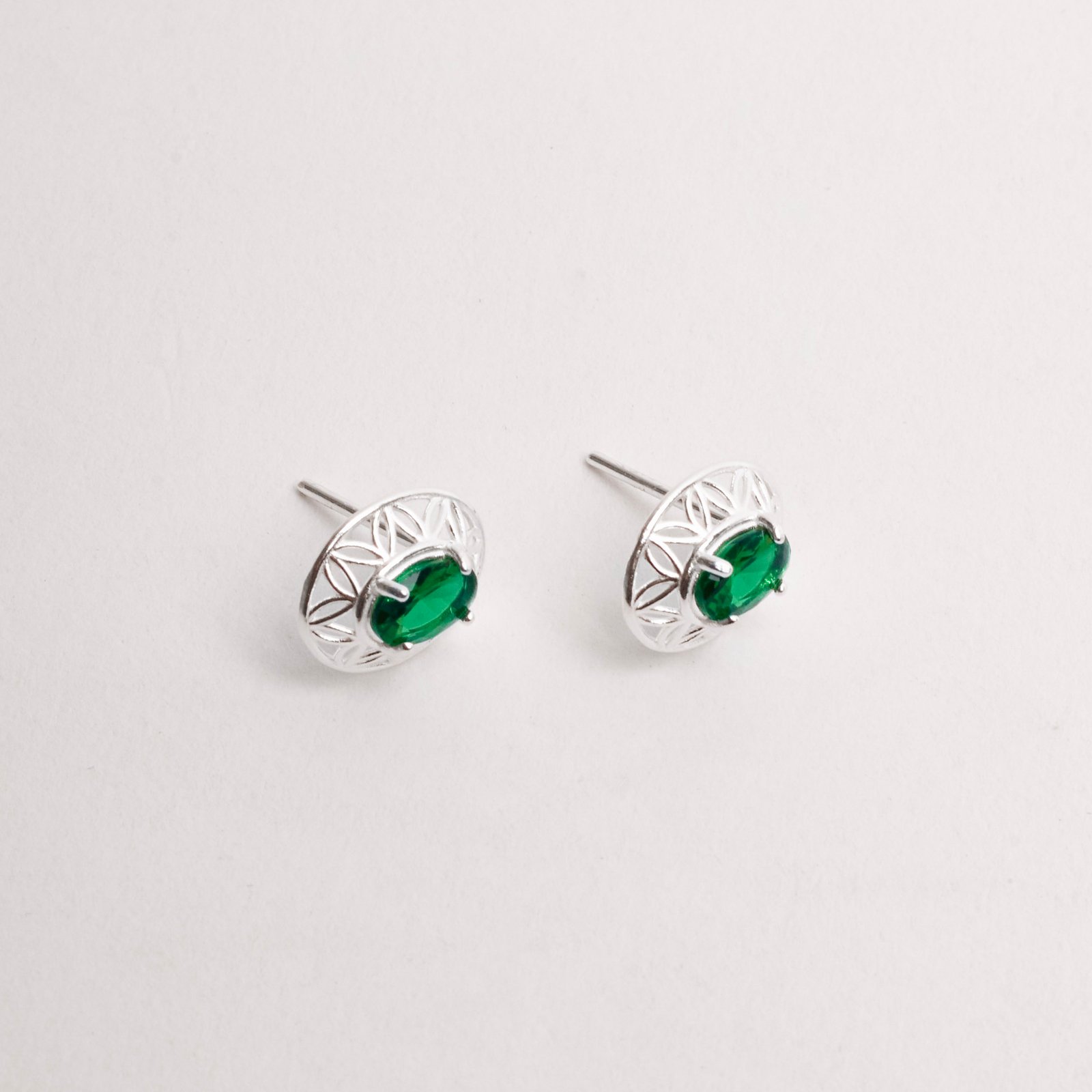 Brinco medalha trabalhada 11mm com zircônia oval esmeralda