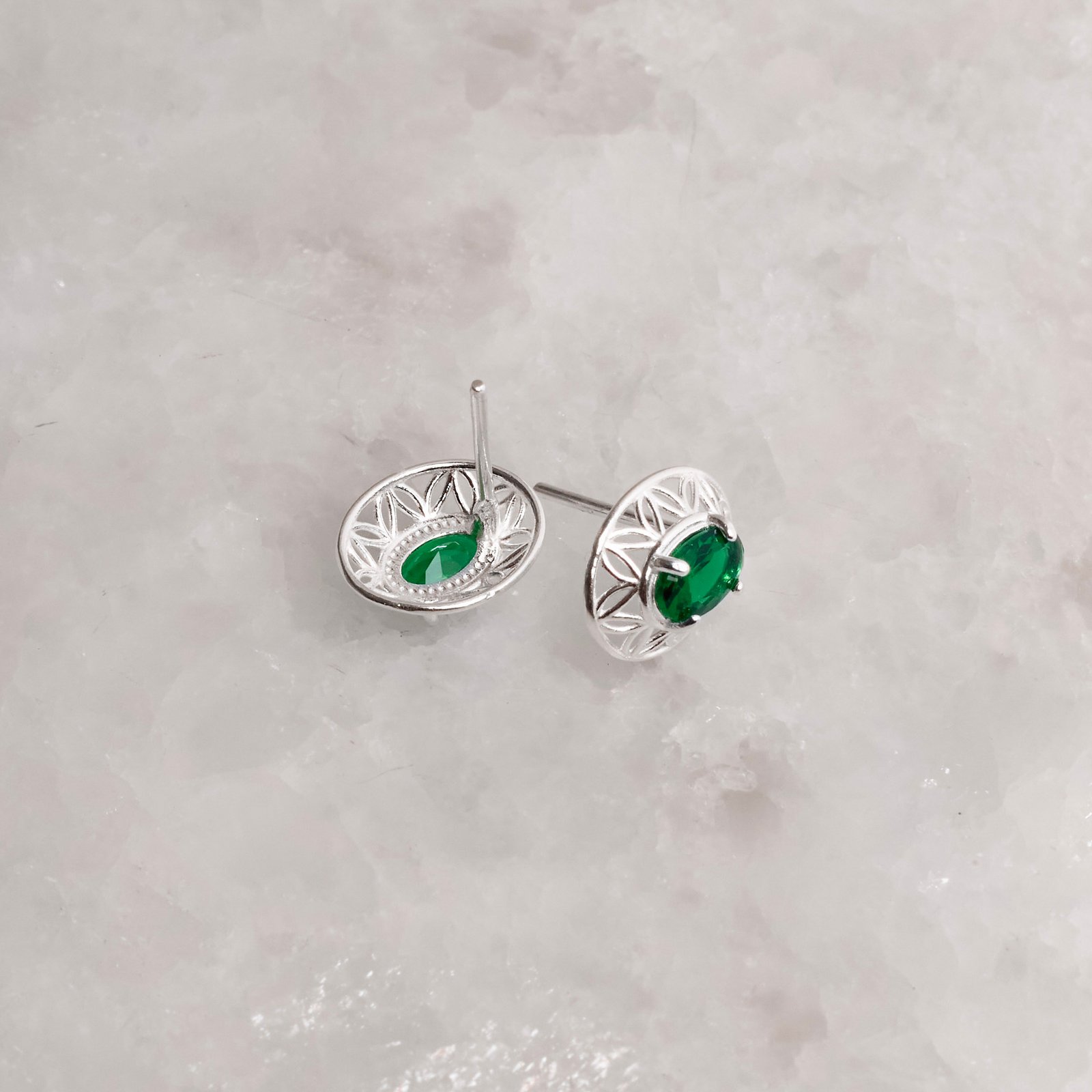 Brinco medalha trabalhada 11mm com zircônia oval esmeralda