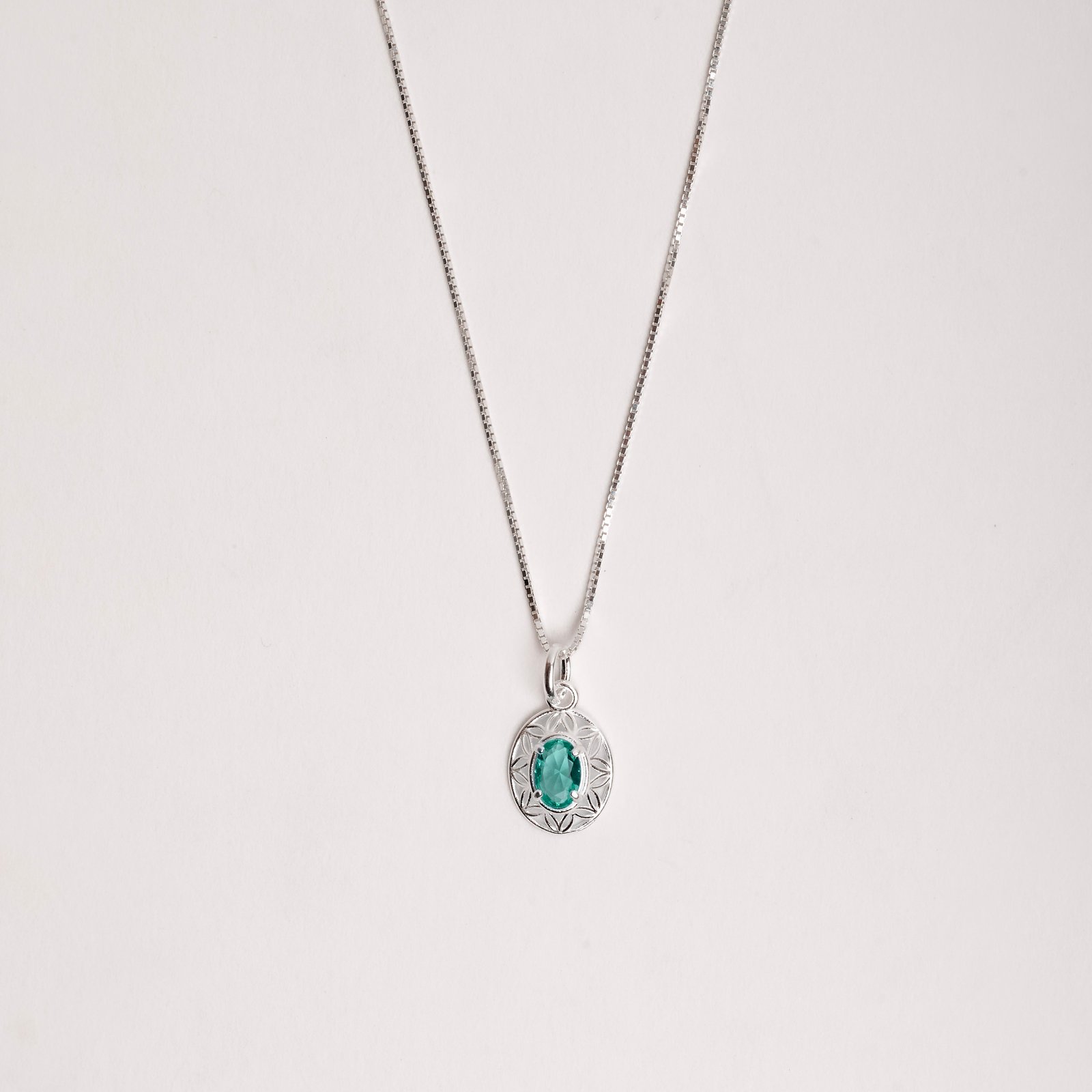 Colar pingente medalha trabalhada 11mm com zircônia oval turmalina 45cm