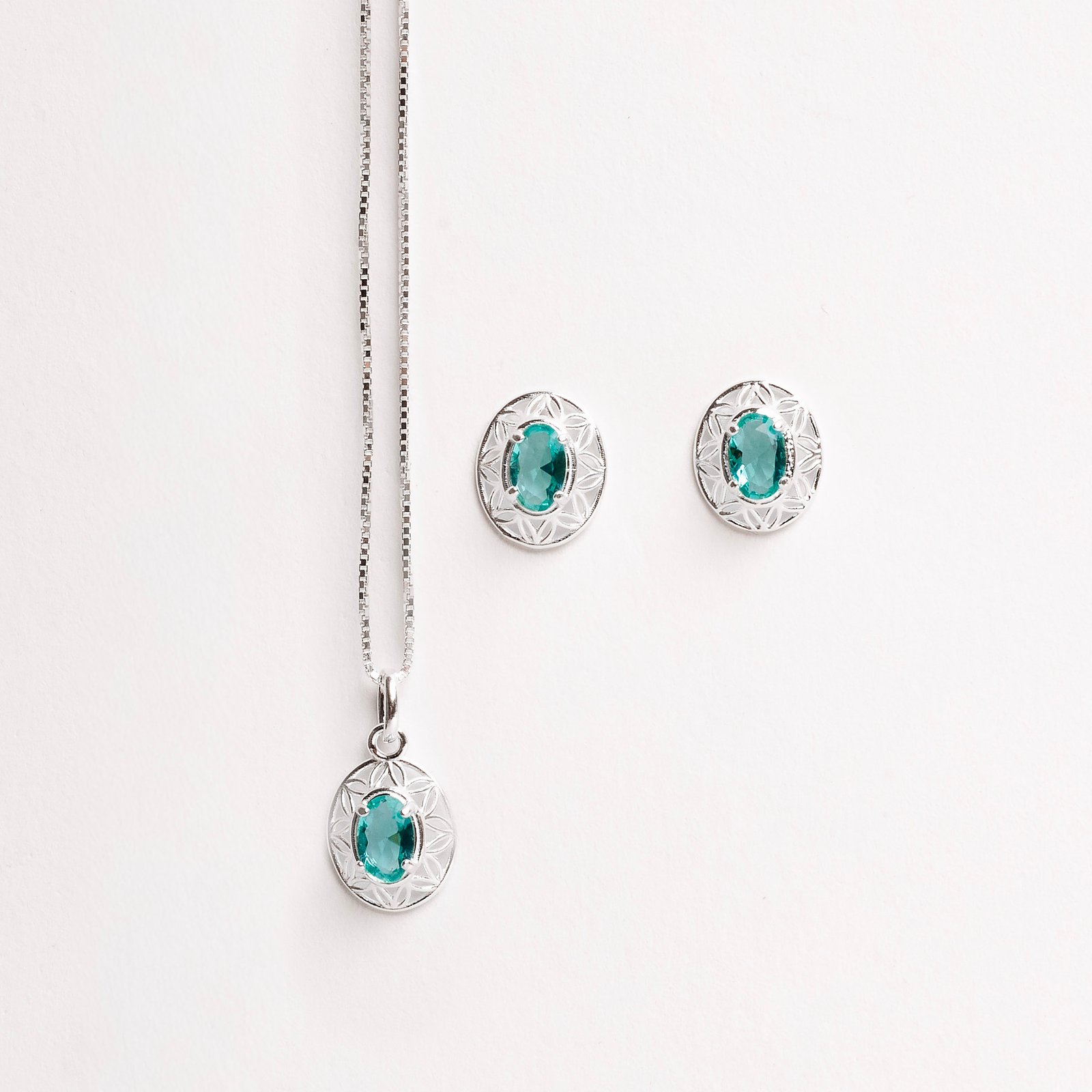 Conjunto brinco e colar medalha trabalhada 11mm com zircônia oval turmalina 45cm