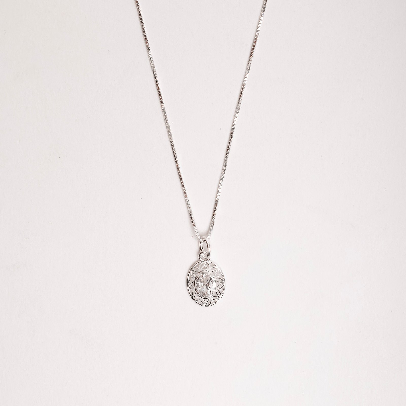 Colar pingente medalha trabalhada 11mm com zircônia oval 45cm