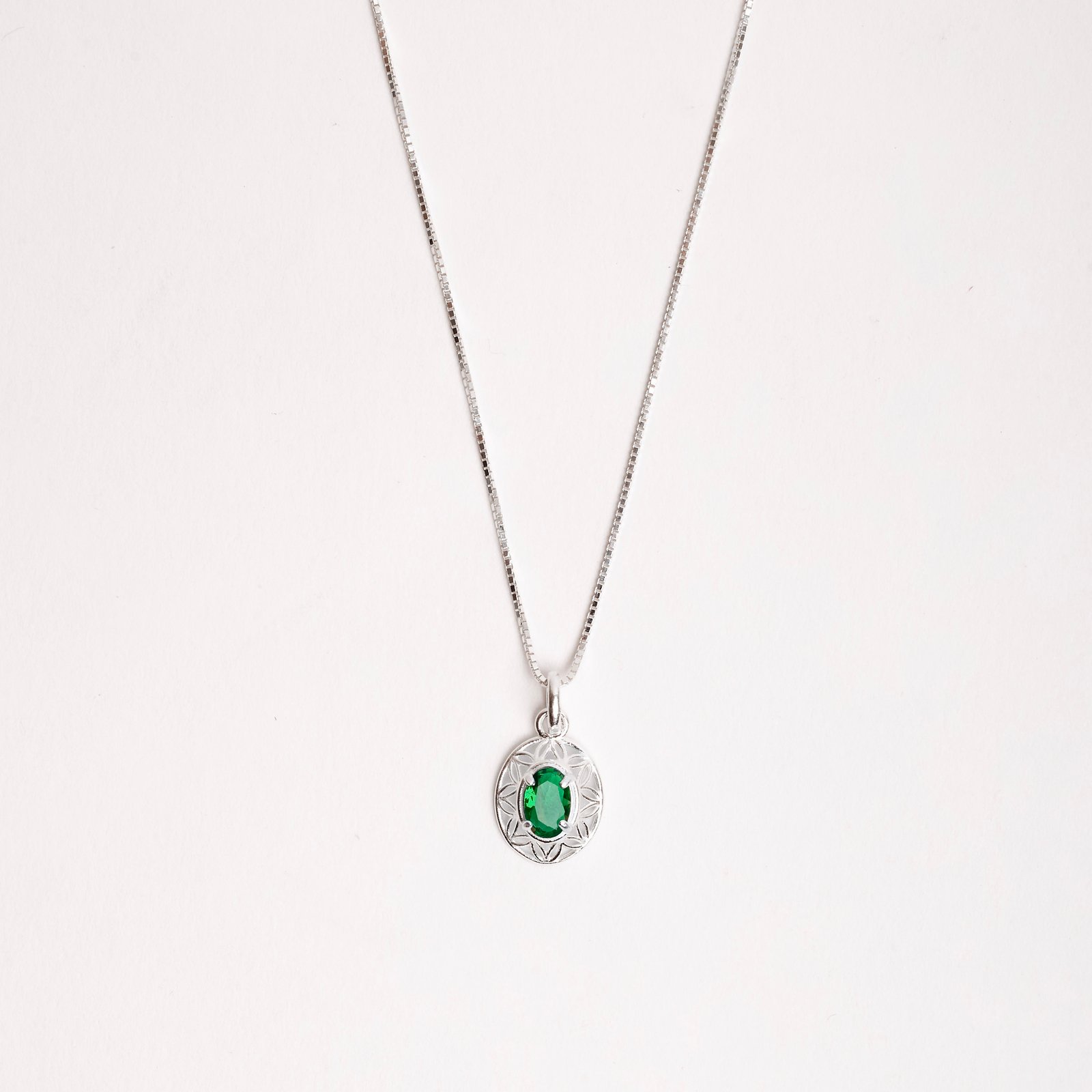 Colar pingente medalha trabalhada 11mm com zircônia oval esmeralda 45cm