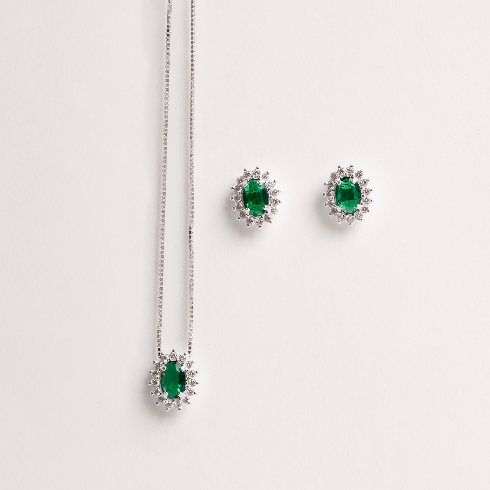 Conjunto brinco e colar zircônia oval esmeralda com cravejado 10mm 45cm