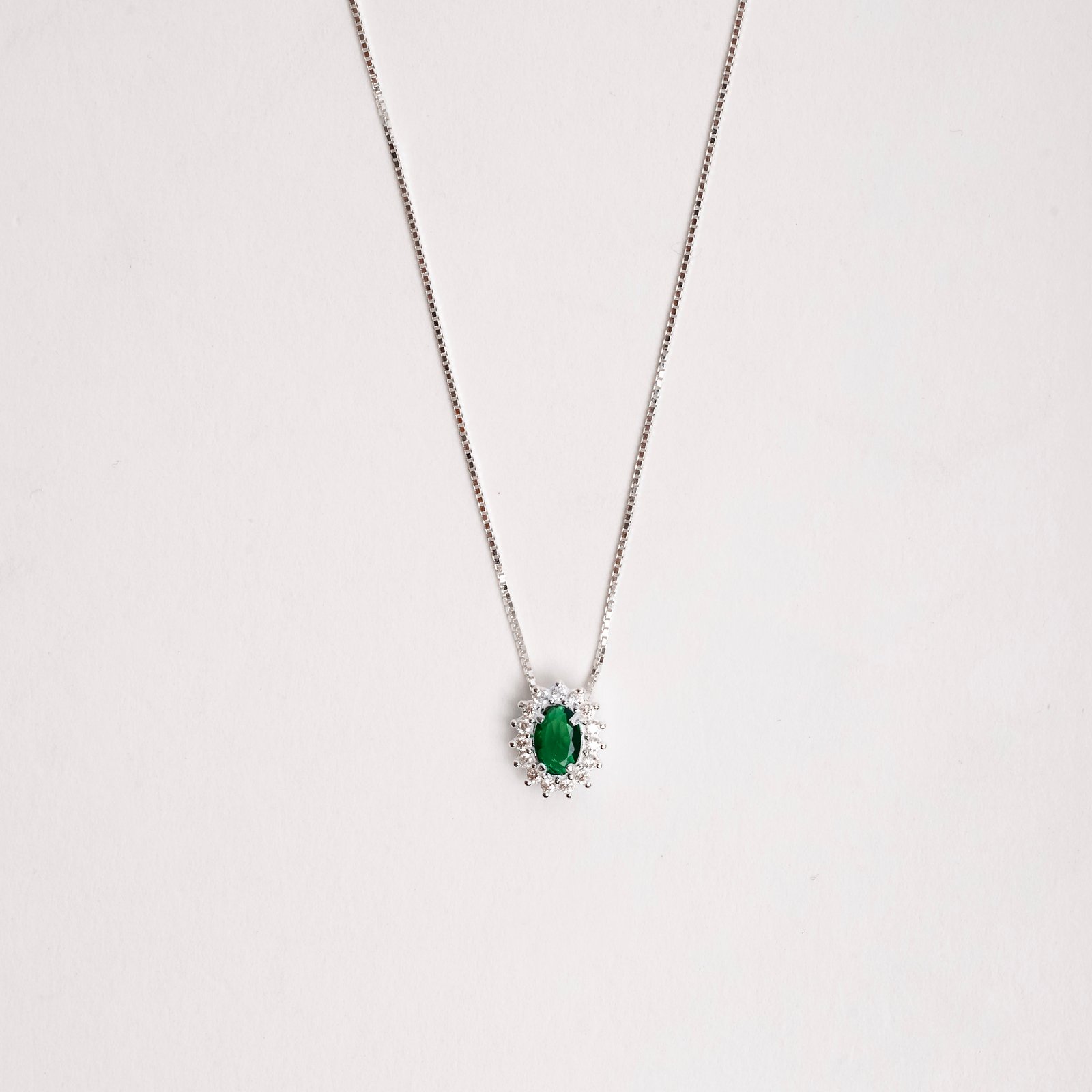 Conjunto brinco e colar zircônia oval esmeralda com cravejado 10mm 45cm