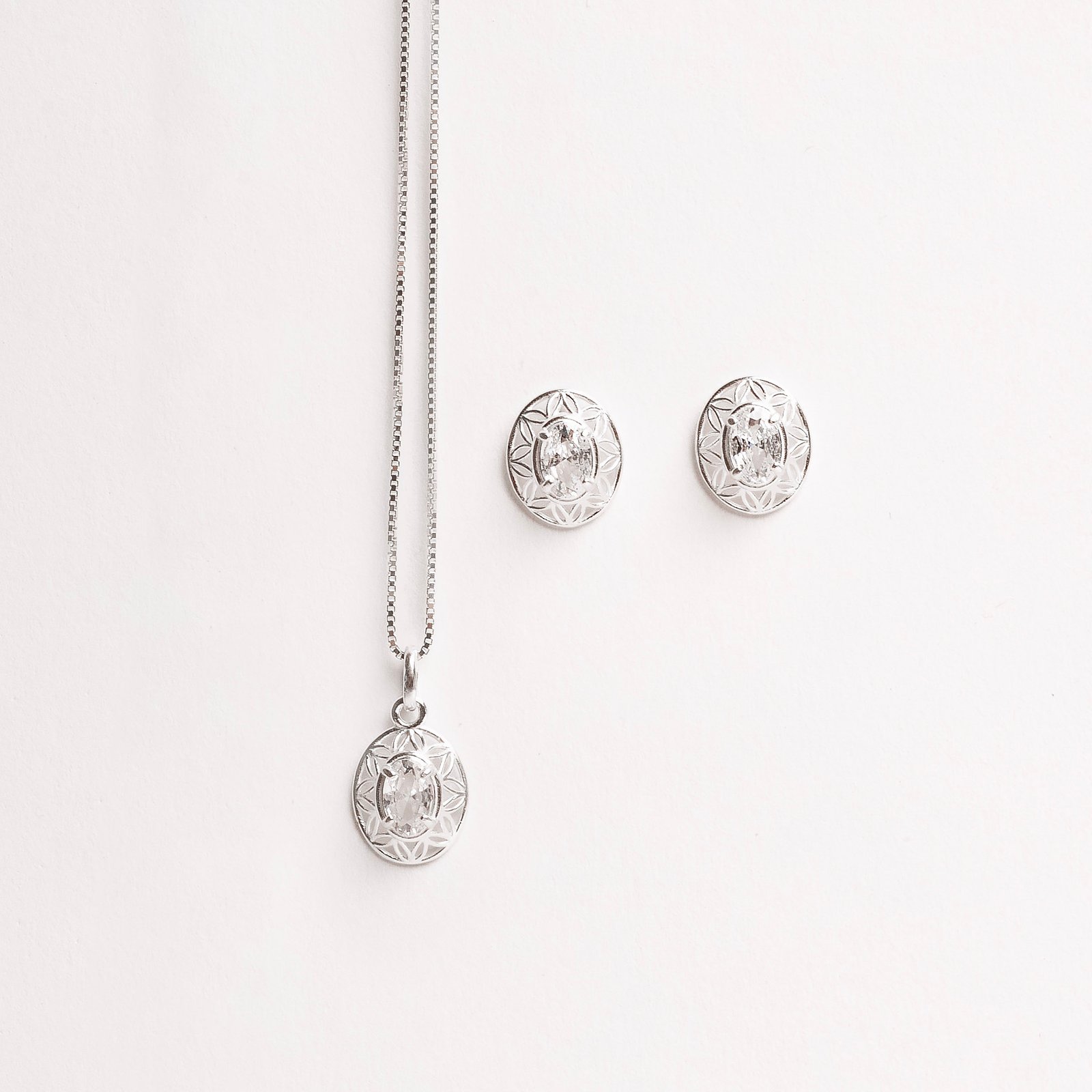 Conjunto brinco e colar medalha trabalhada 11mm com zircônia oval 45cm