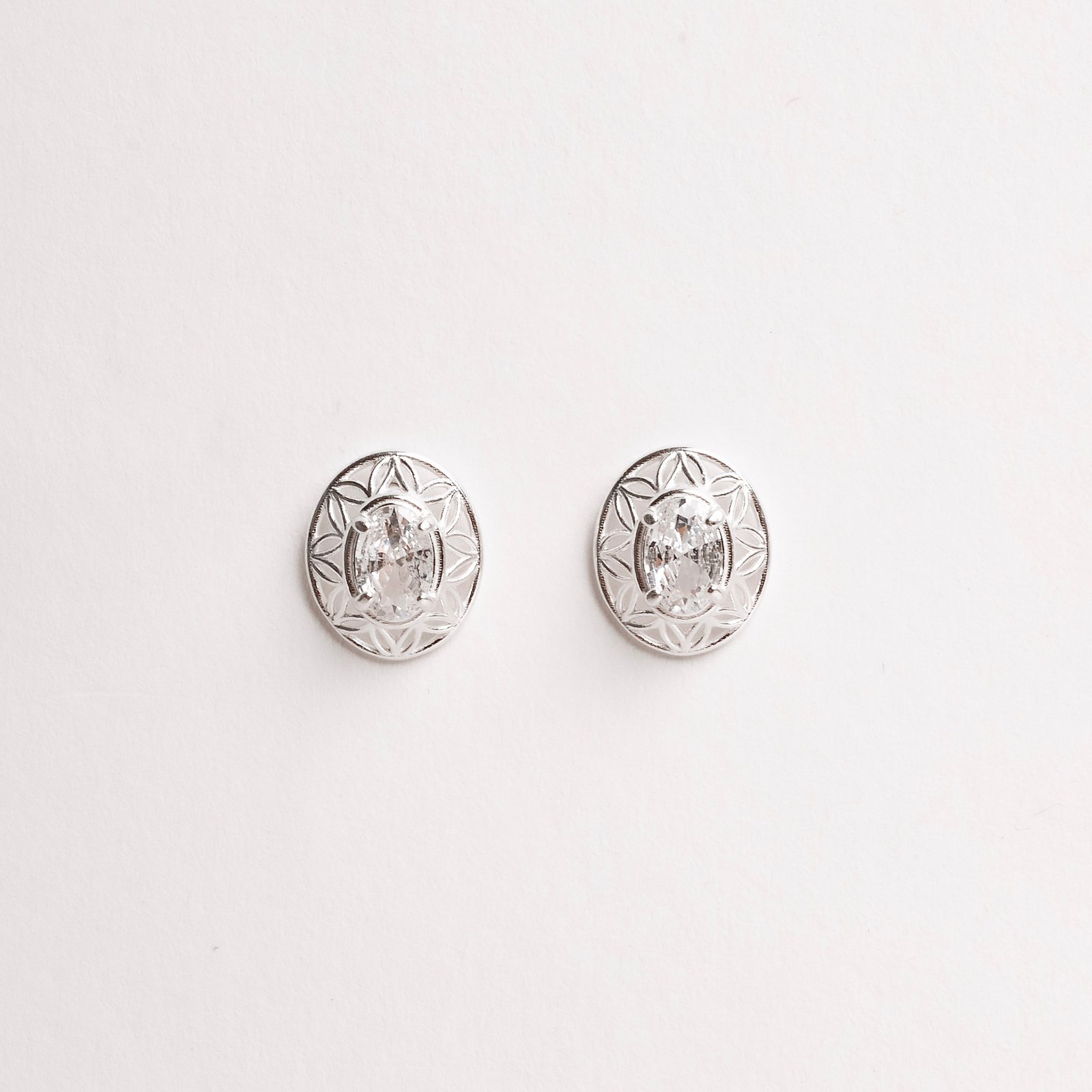 Conjunto brinco e colar medalha trabalhada 11mm com zircônia oval 45cm