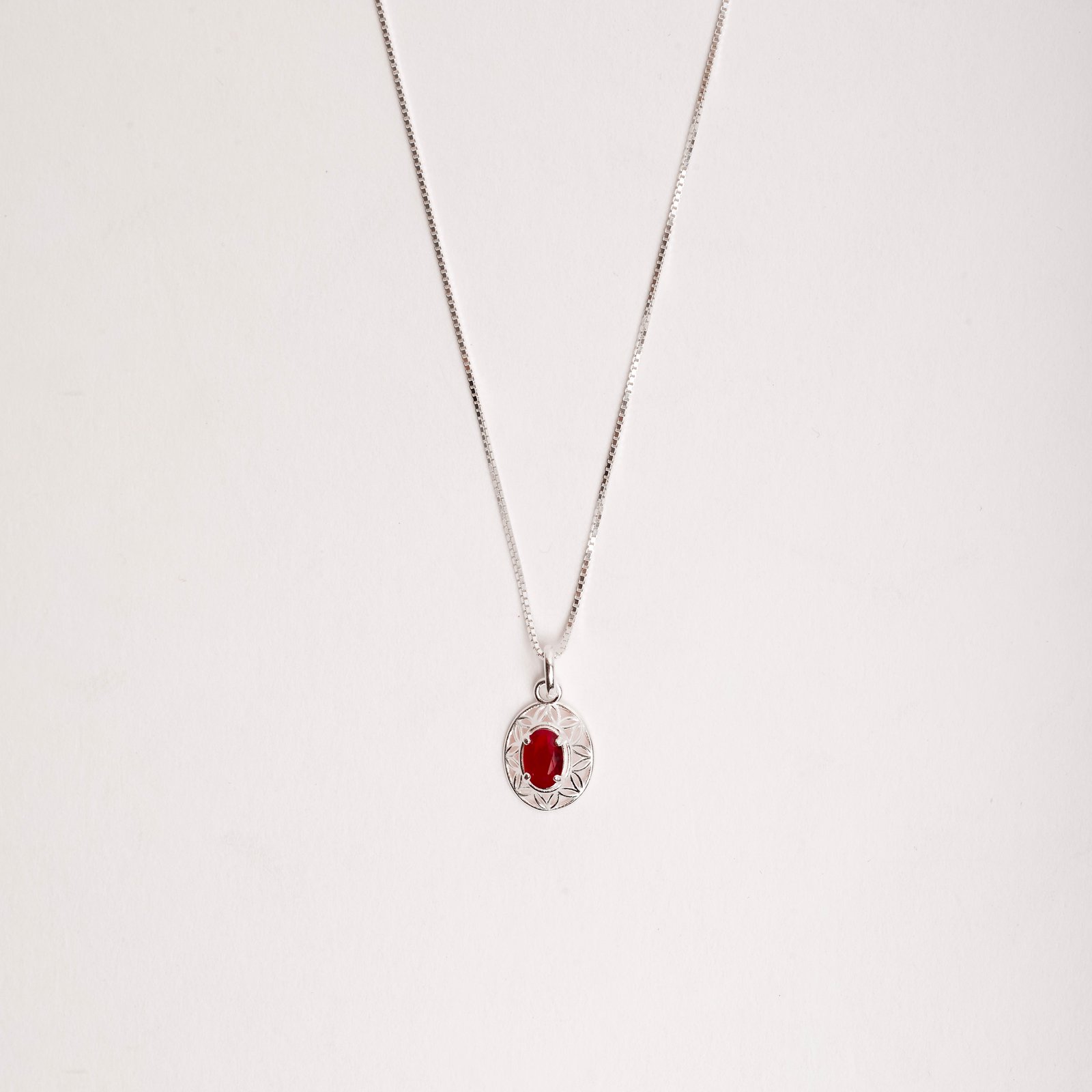 Conjunto brinco e colar medalha trabalhada 11mm com zircônia oval rubi 45cm