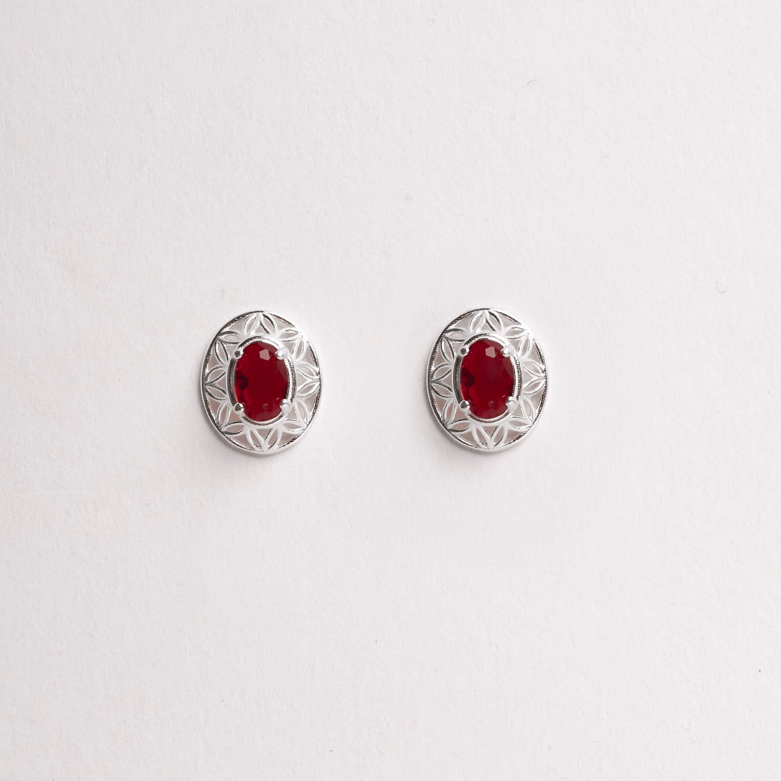 Conjunto brinco e colar medalha trabalhada 11mm com zircônia oval rubi 45cm