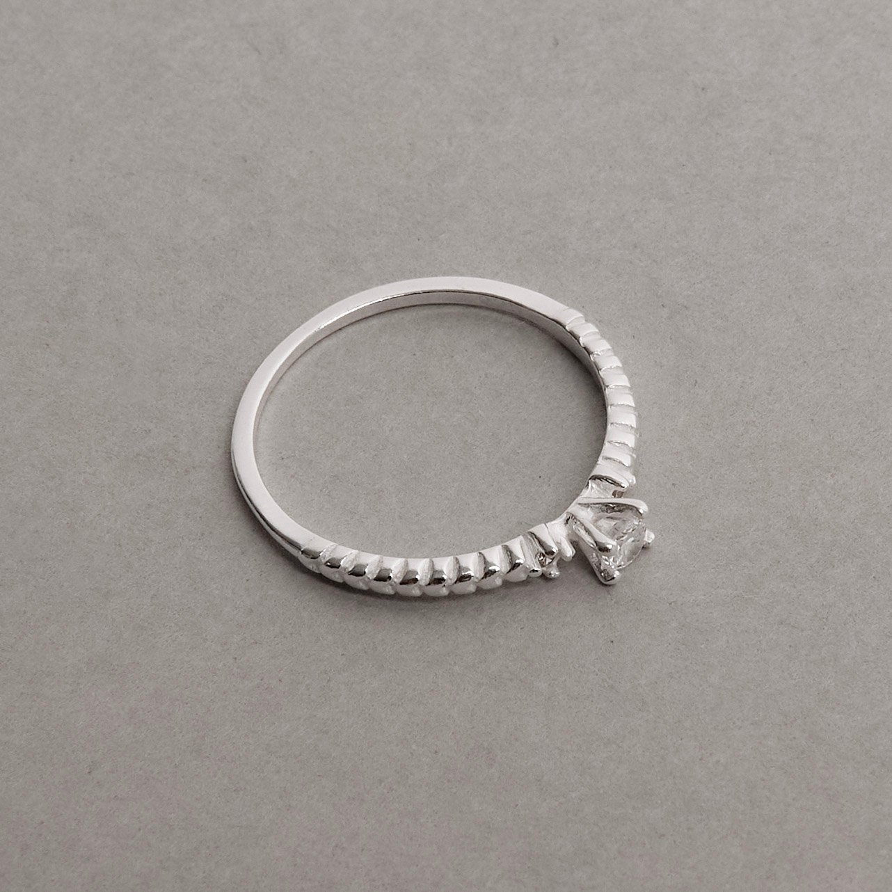 Anel solitário 3mm detalhe riscado