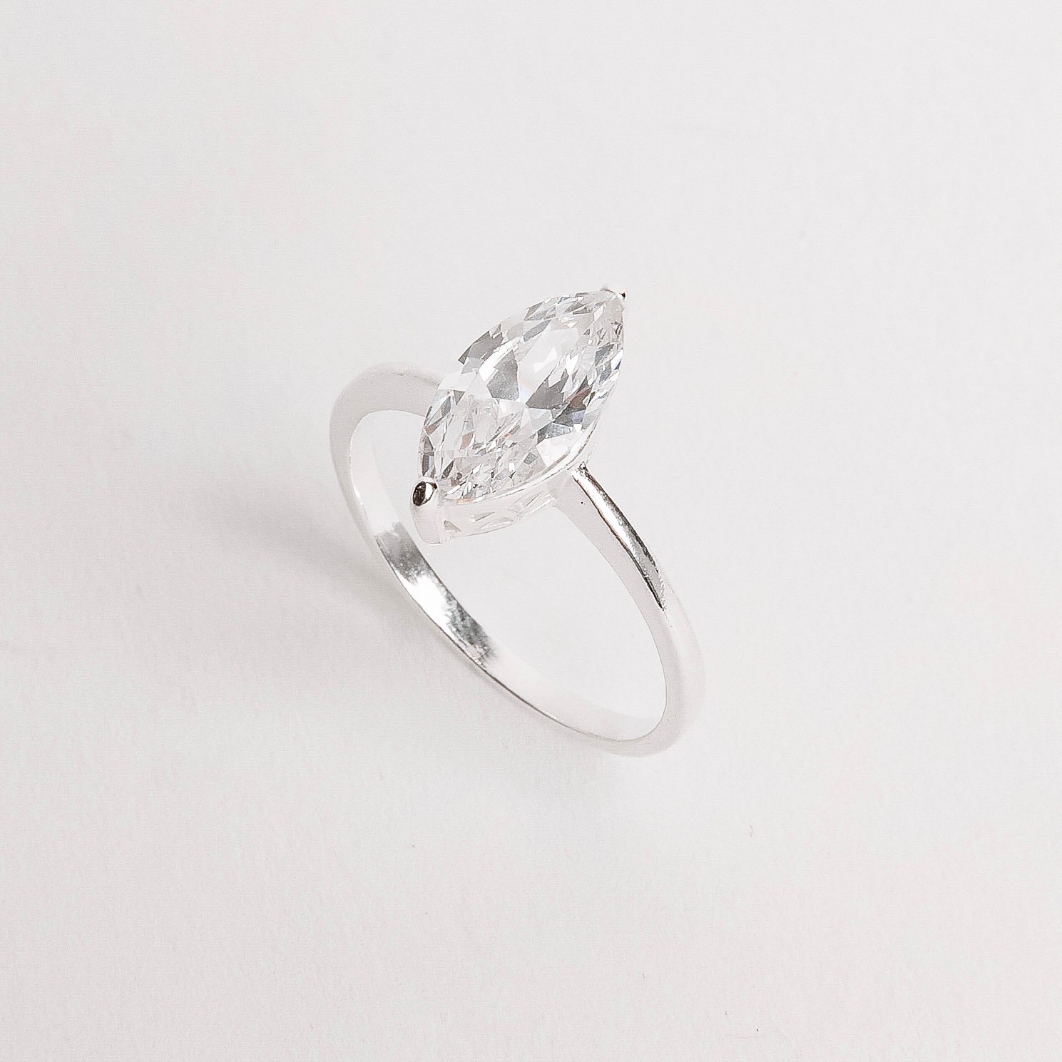 Anel solitário zircônia navete 11x6mm