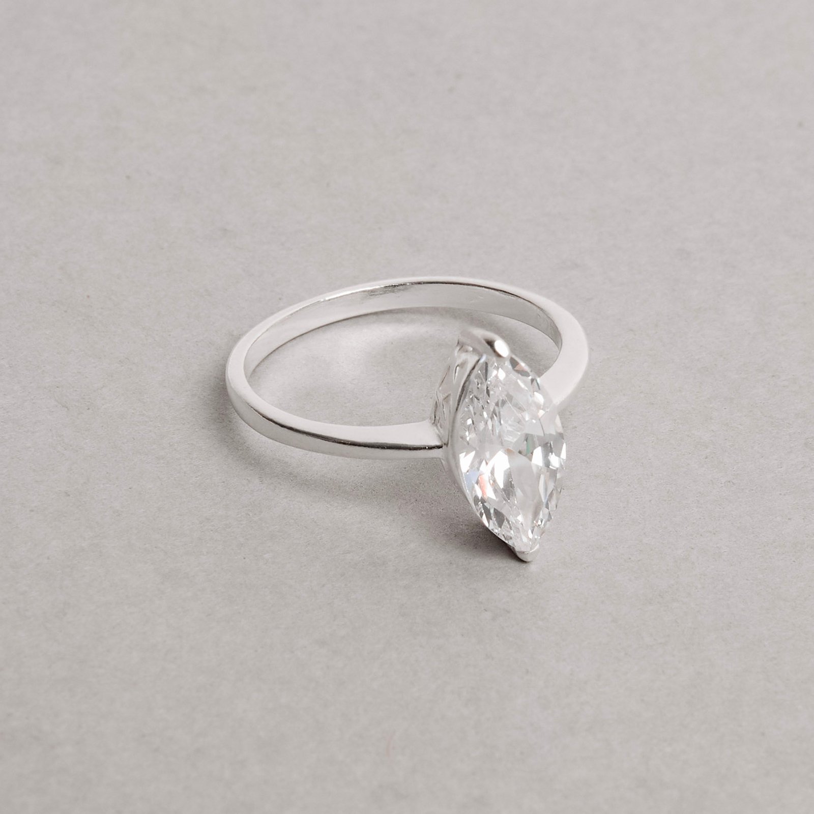 Anel solitário zircônia navete 11x6mm