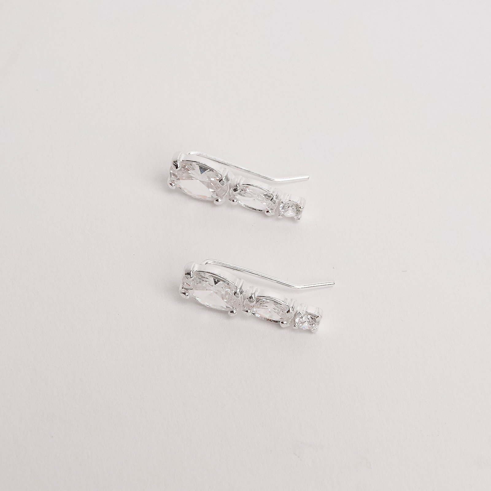 Brinco ear cuff zircônias ovais e redonda