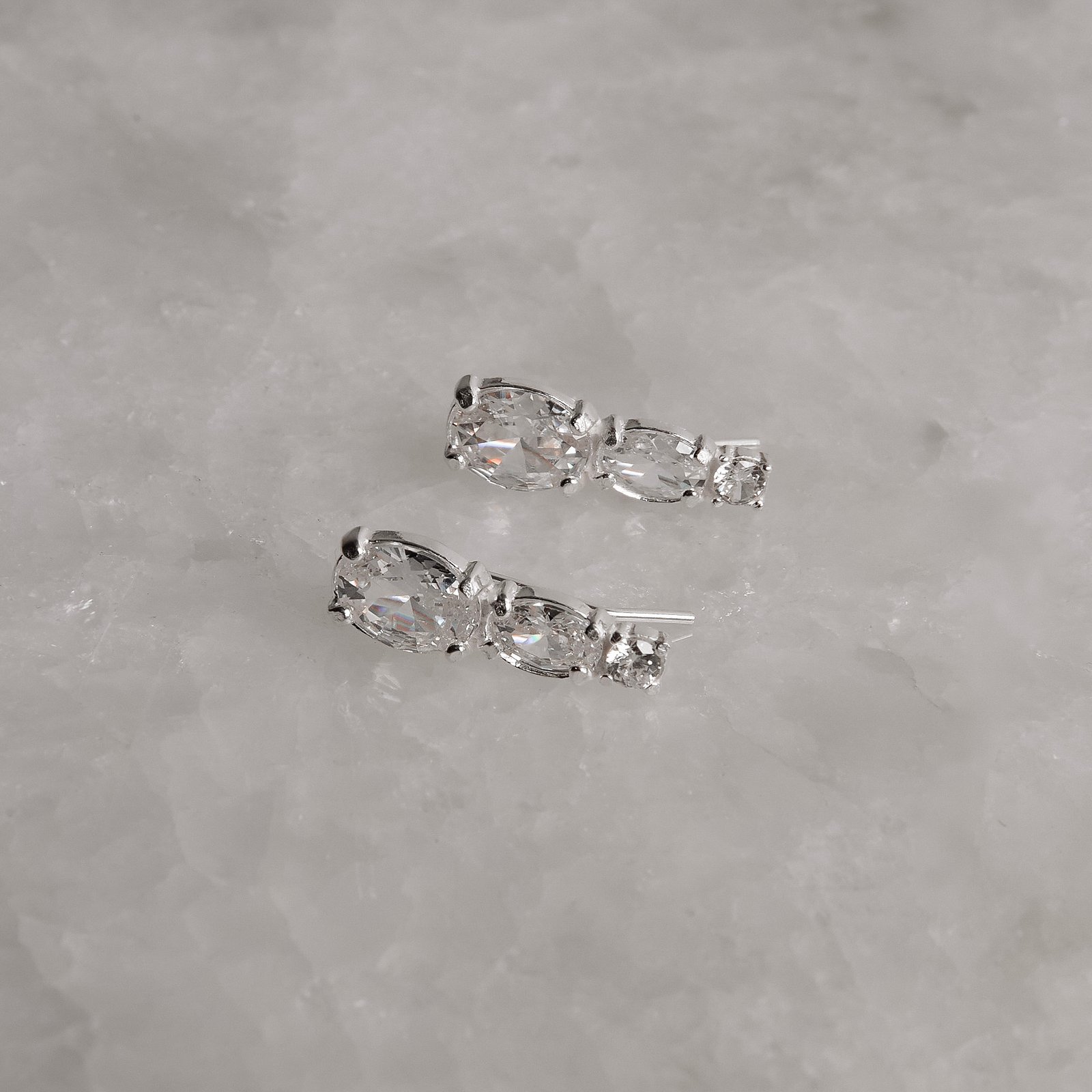 Brinco ear cuff zircônias ovais e redonda