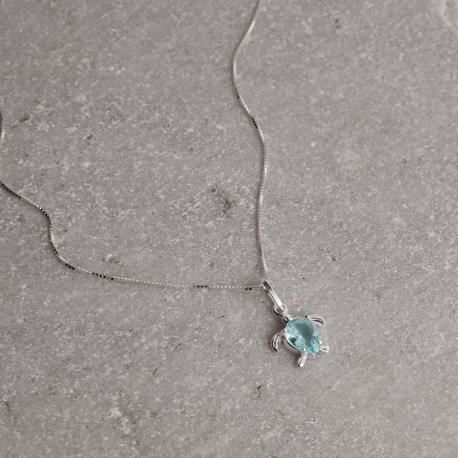 Colar pingente tartaruga com zircônia gota azul 12mm 45cm