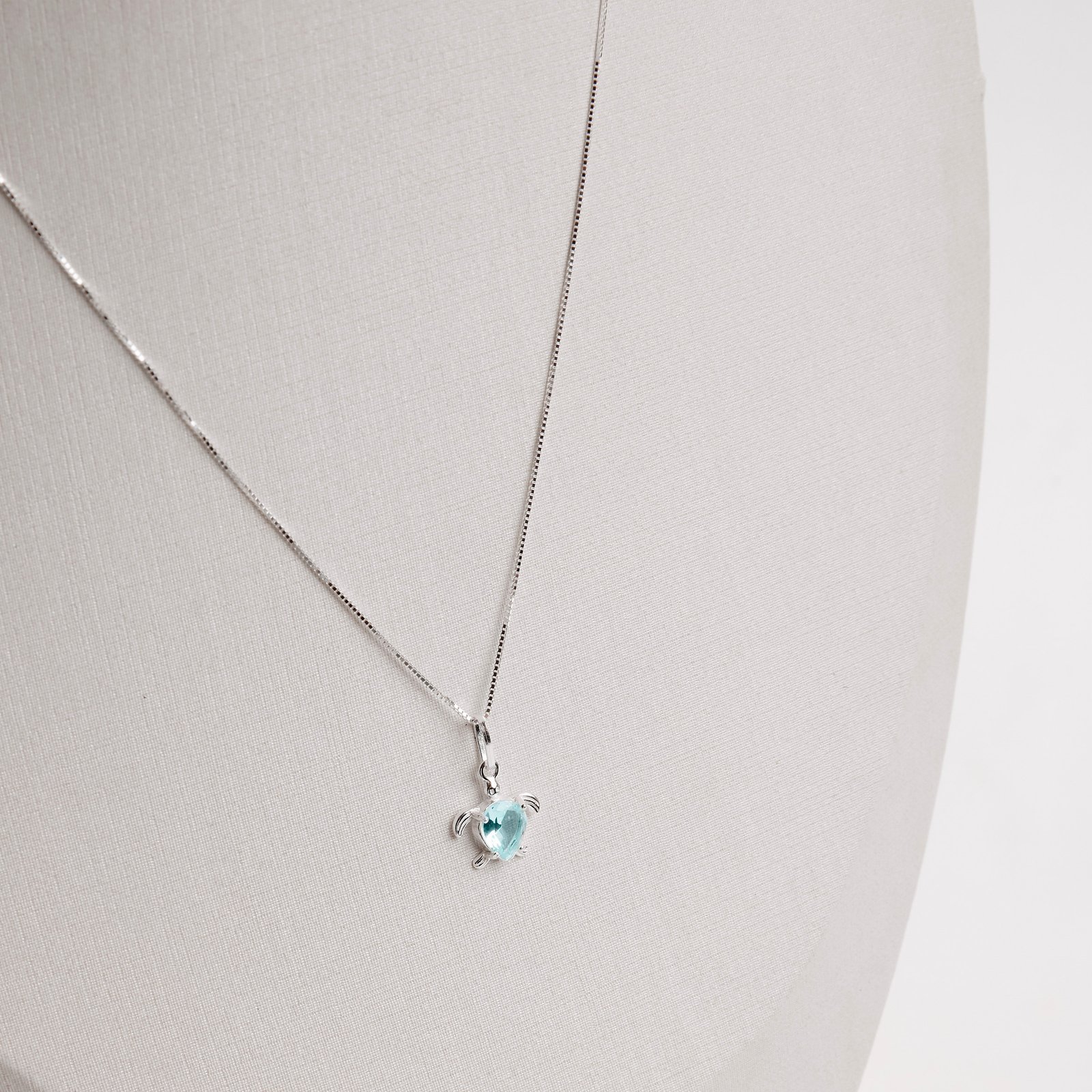 Colar pingente tartaruga com zircônia gota azul 12mm 45cm