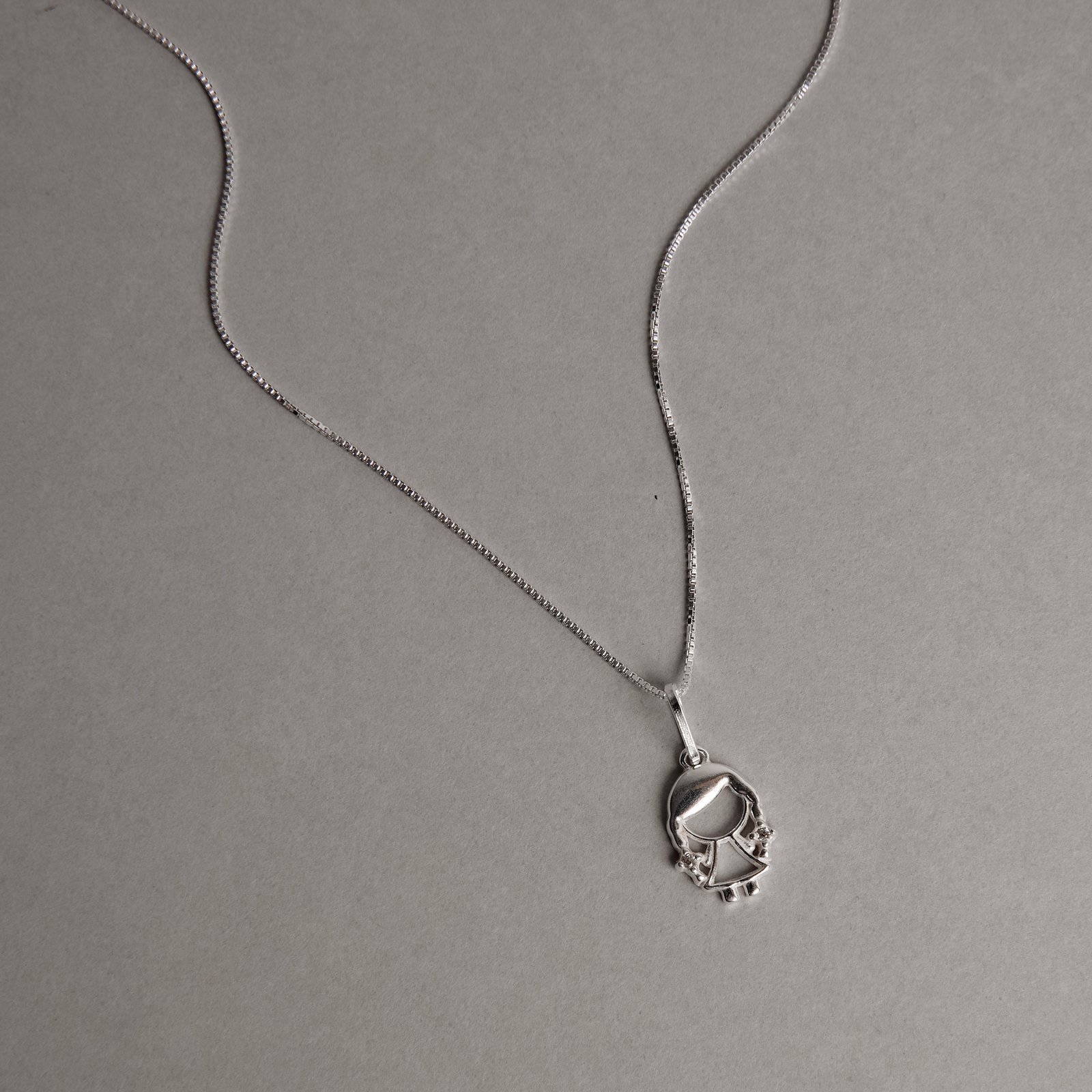 Colar pingente menina detalhe zircônias 12mm 45cm