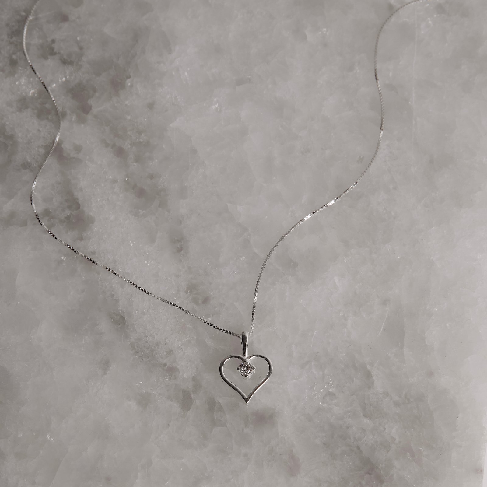 Colar pingente coração vazado 13mm detalhe zircônia 45cm