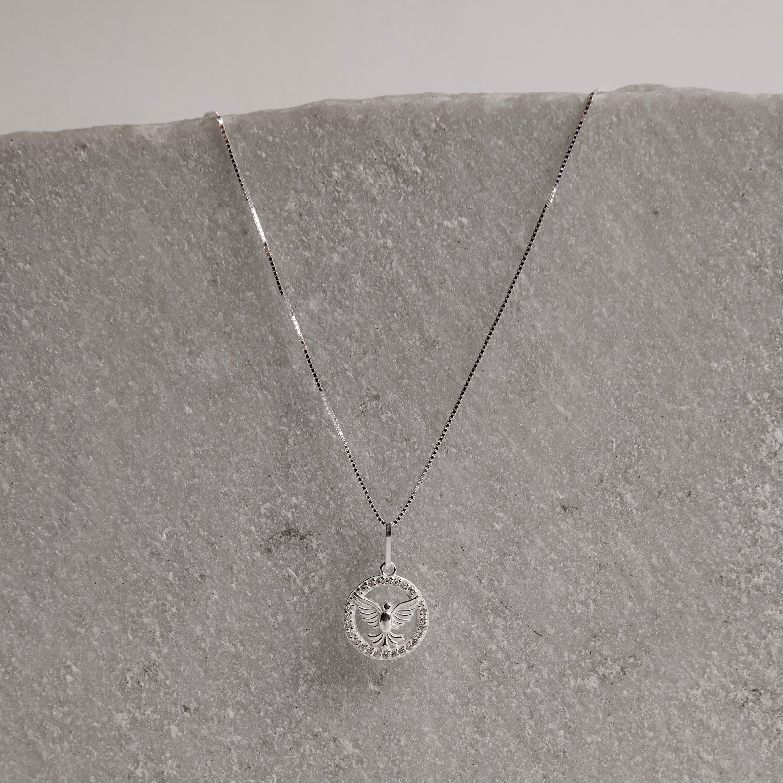 Colar pingente medalha vazada Espírito Santo cravejado 13mm 45cm