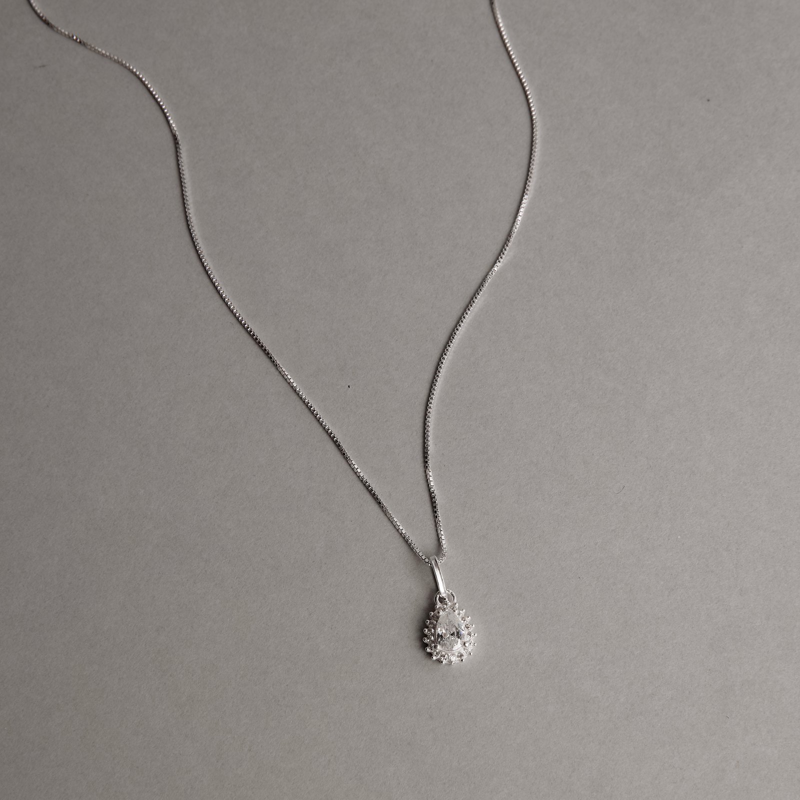 Colar pingente zircônia gota com cravejado cristal 9mm 40cm