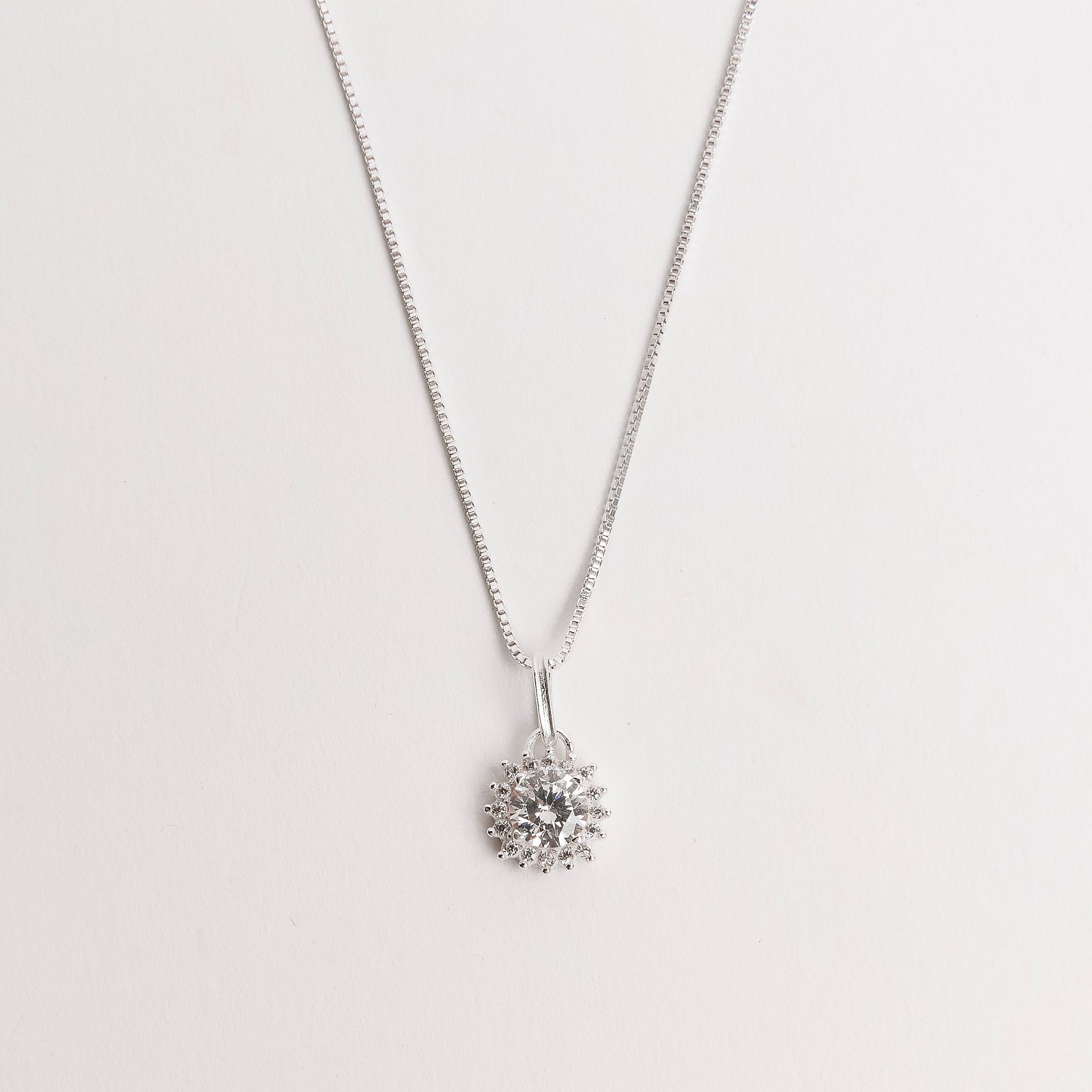 Colar pingente zircônia redonda com cravejado cristal 8mm 40cm