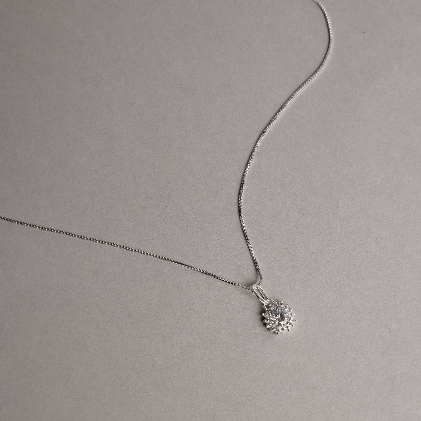 Colar pingente zircônia redonda com cravejado cristal 8mm 40cm