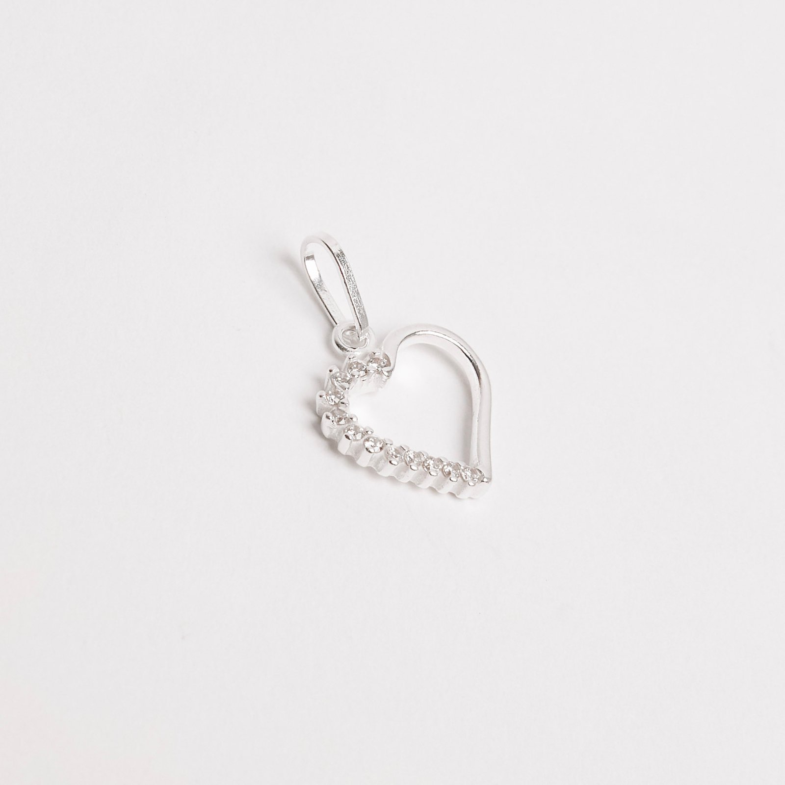Pingente coração vazado metade cravejado 12mm