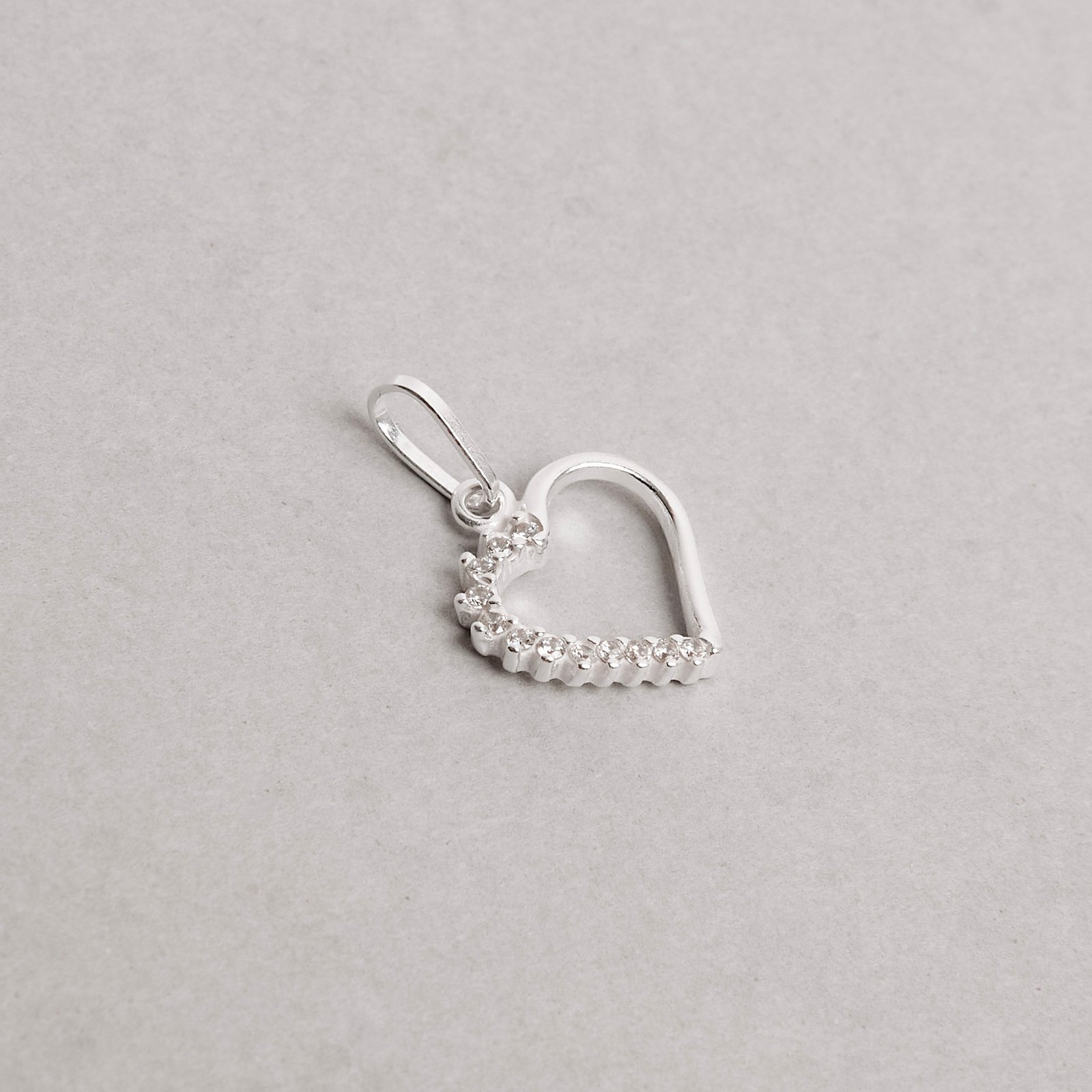 Pingente coração vazado metade cravejado 12mm
