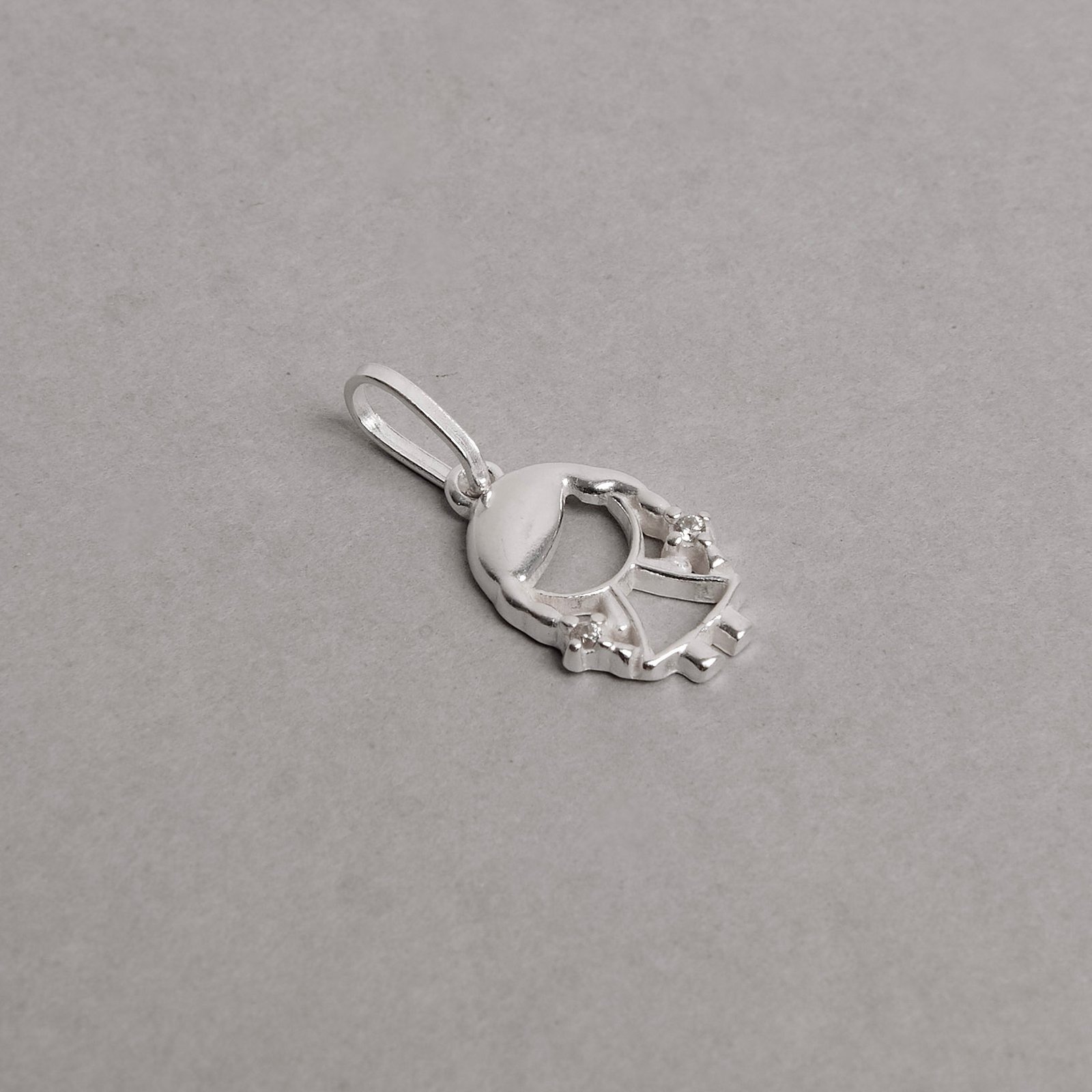 Pingente menina detalhe zircônias 12mm