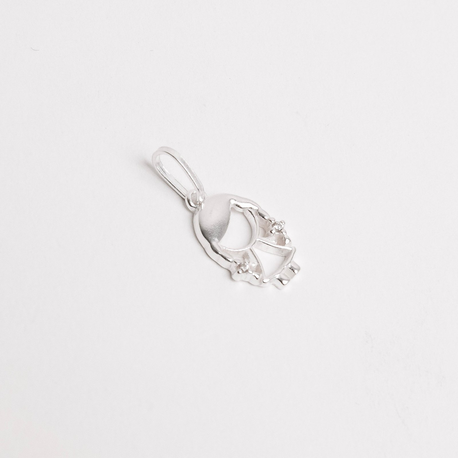 Pingente menina detalhe zircônias 12mm