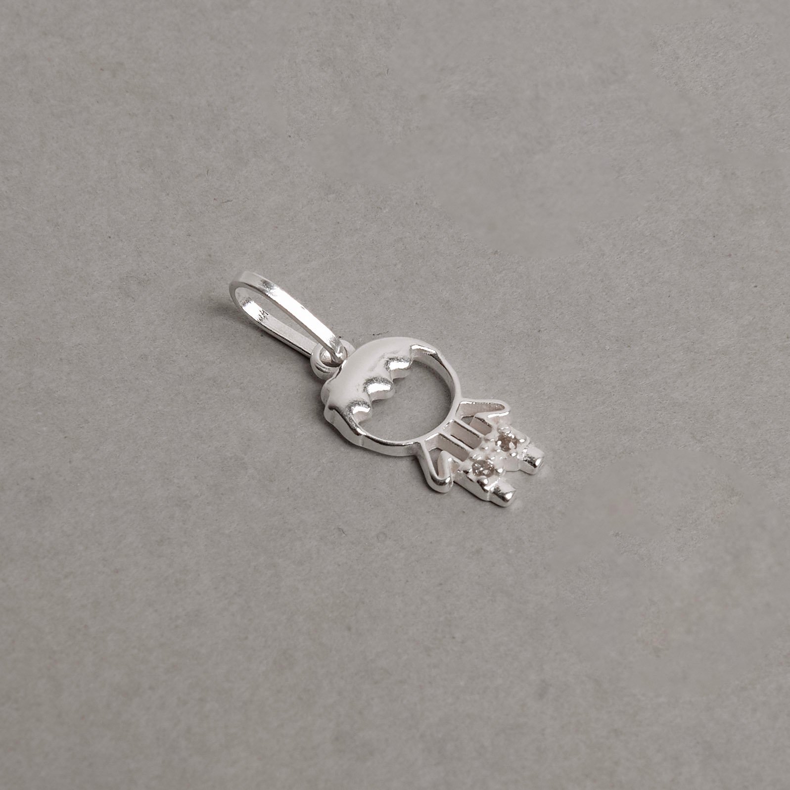 Pingente menino detalhe zircônias 12mm