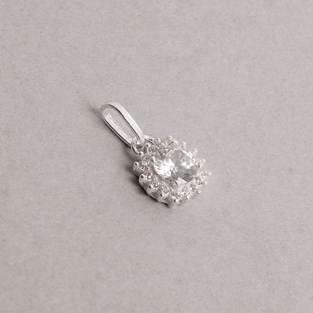 Pingente zircônia redonda com cravejado cristal 8mm